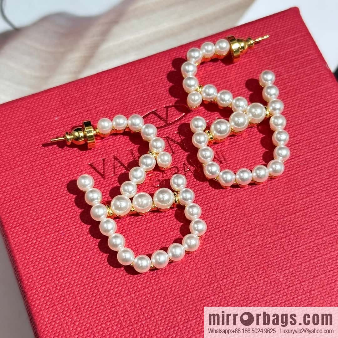 ❗️New ❗️ New ☑️ Valentino pearl stud earrings