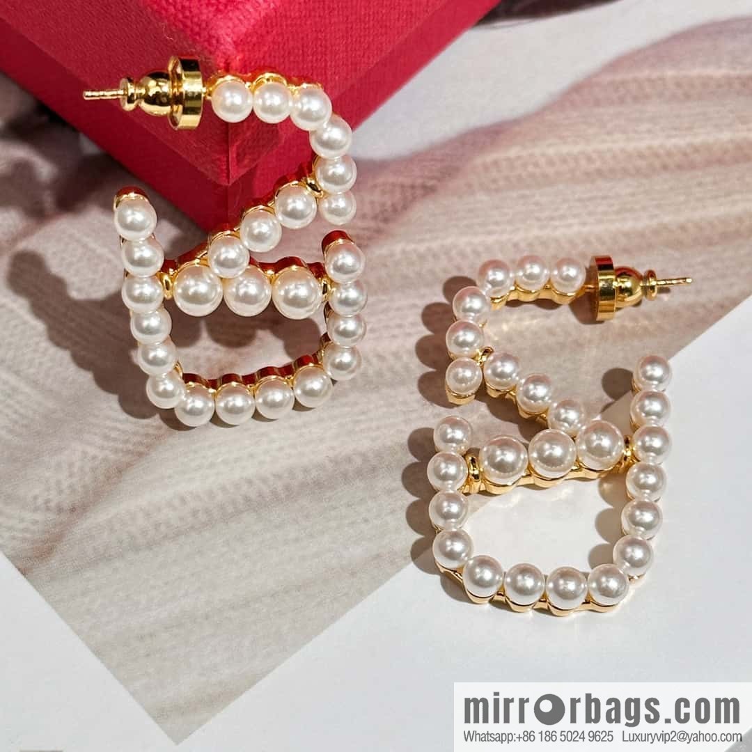 ❗️New ❗️ New ☑️ Valentino pearl stud earrings