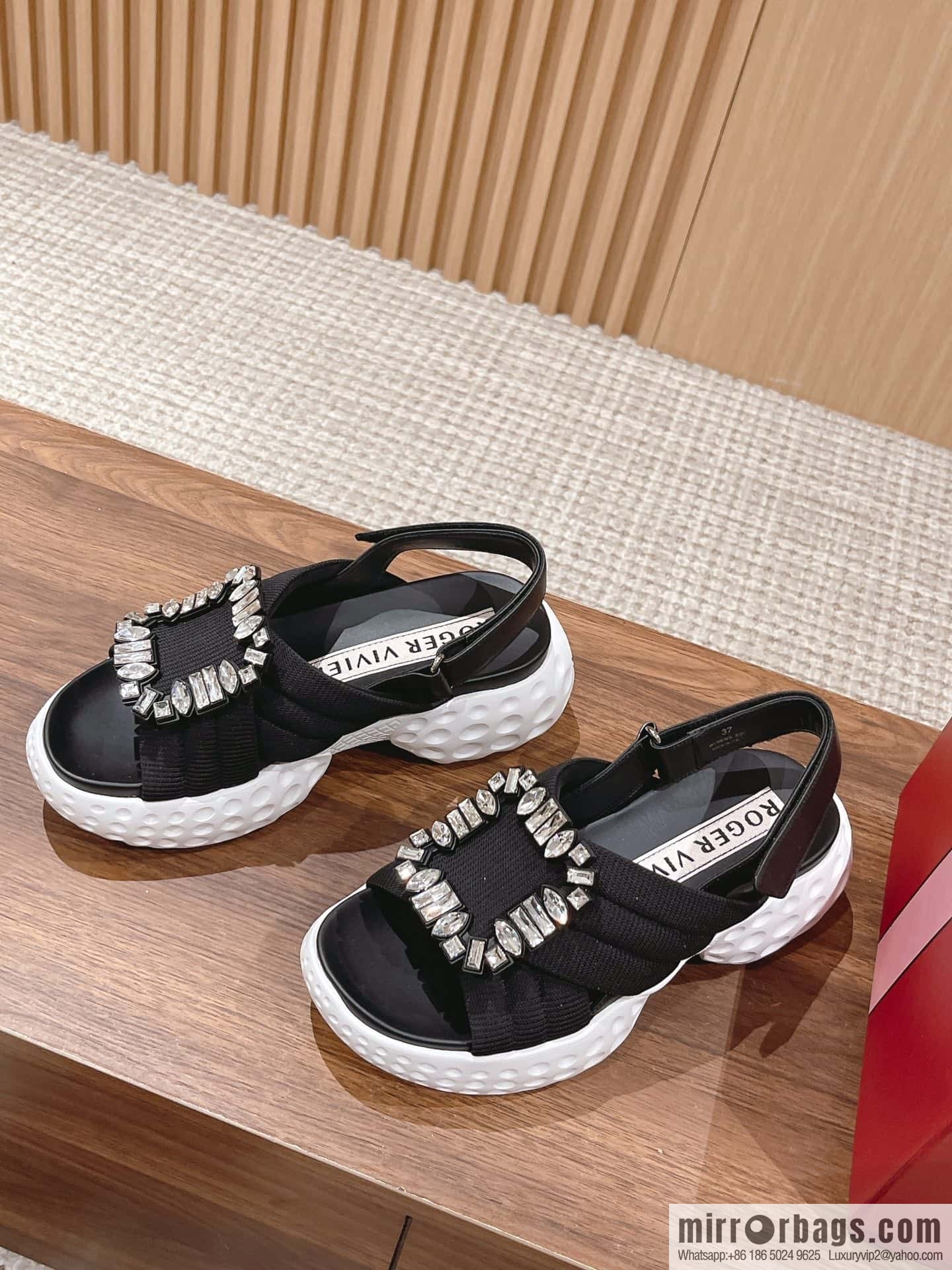 𝐑𝐨𝐠𝐞𝐫 𝐕𝐢𝐯𝐢𝐞𝐫 Viv Run Moonlight Button Sandals