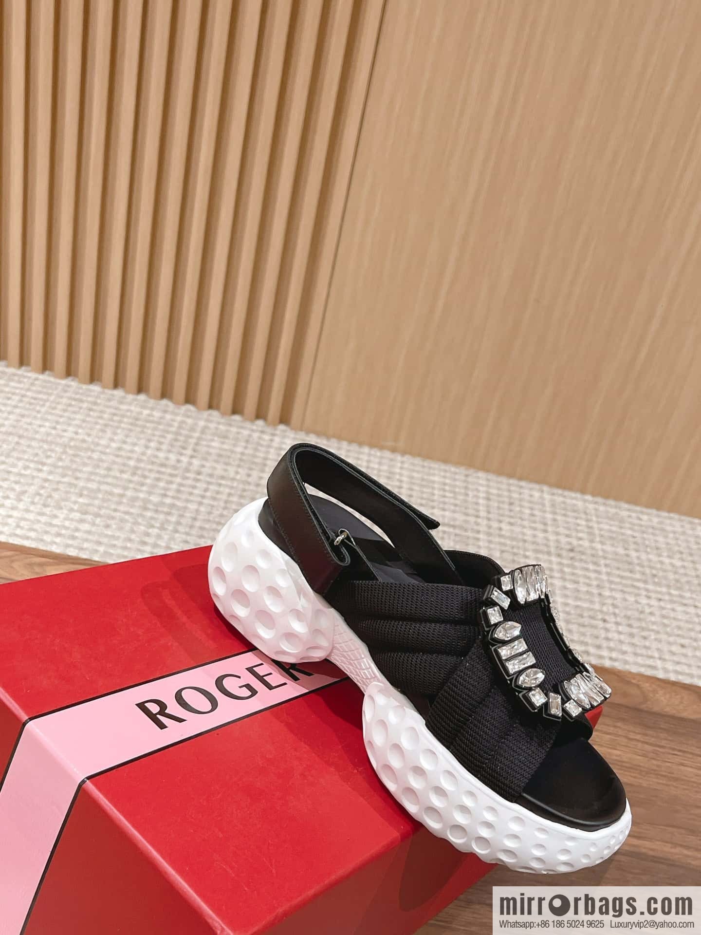 𝐑𝐨𝐠𝐞𝐫 𝐕𝐢𝐯𝐢𝐞𝐫 Viv Run Moonlight Button Sandals