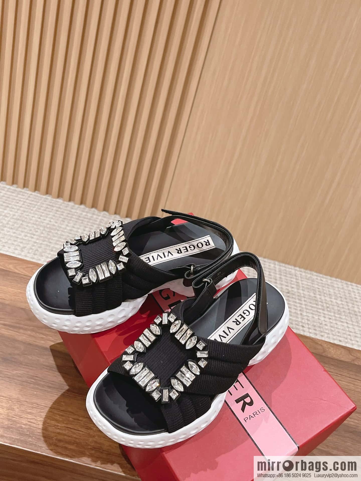 𝐑𝐨𝐠𝐞𝐫 𝐕𝐢𝐯𝐢𝐞𝐫 Viv Run Moonlight Button Sandals