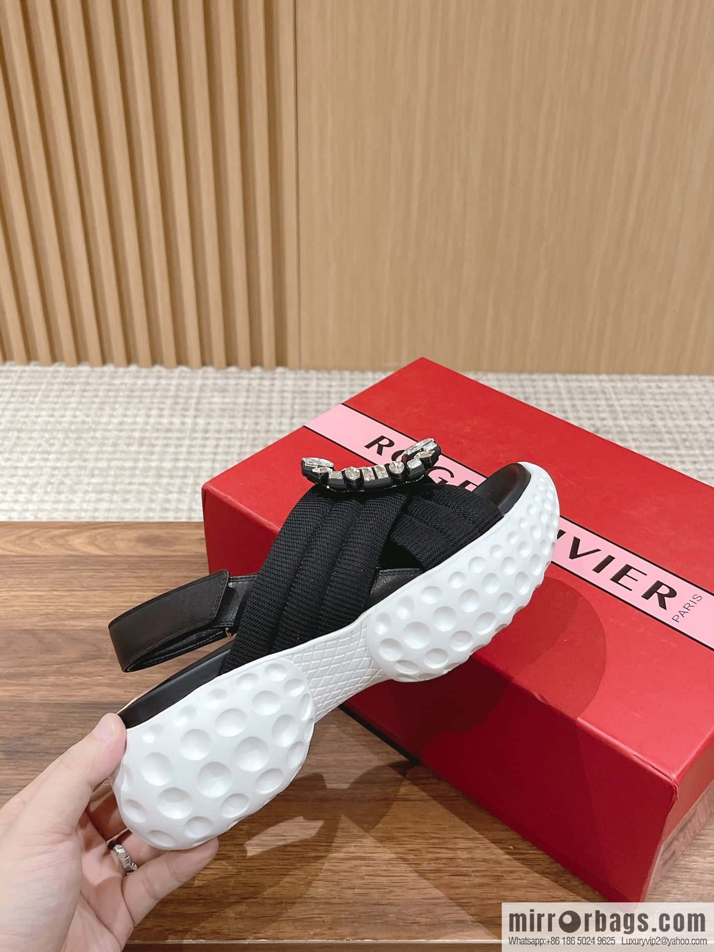 𝐑𝐨𝐠𝐞𝐫 𝐕𝐢𝐯𝐢𝐞𝐫 Viv Run Moonlight Button Sandals