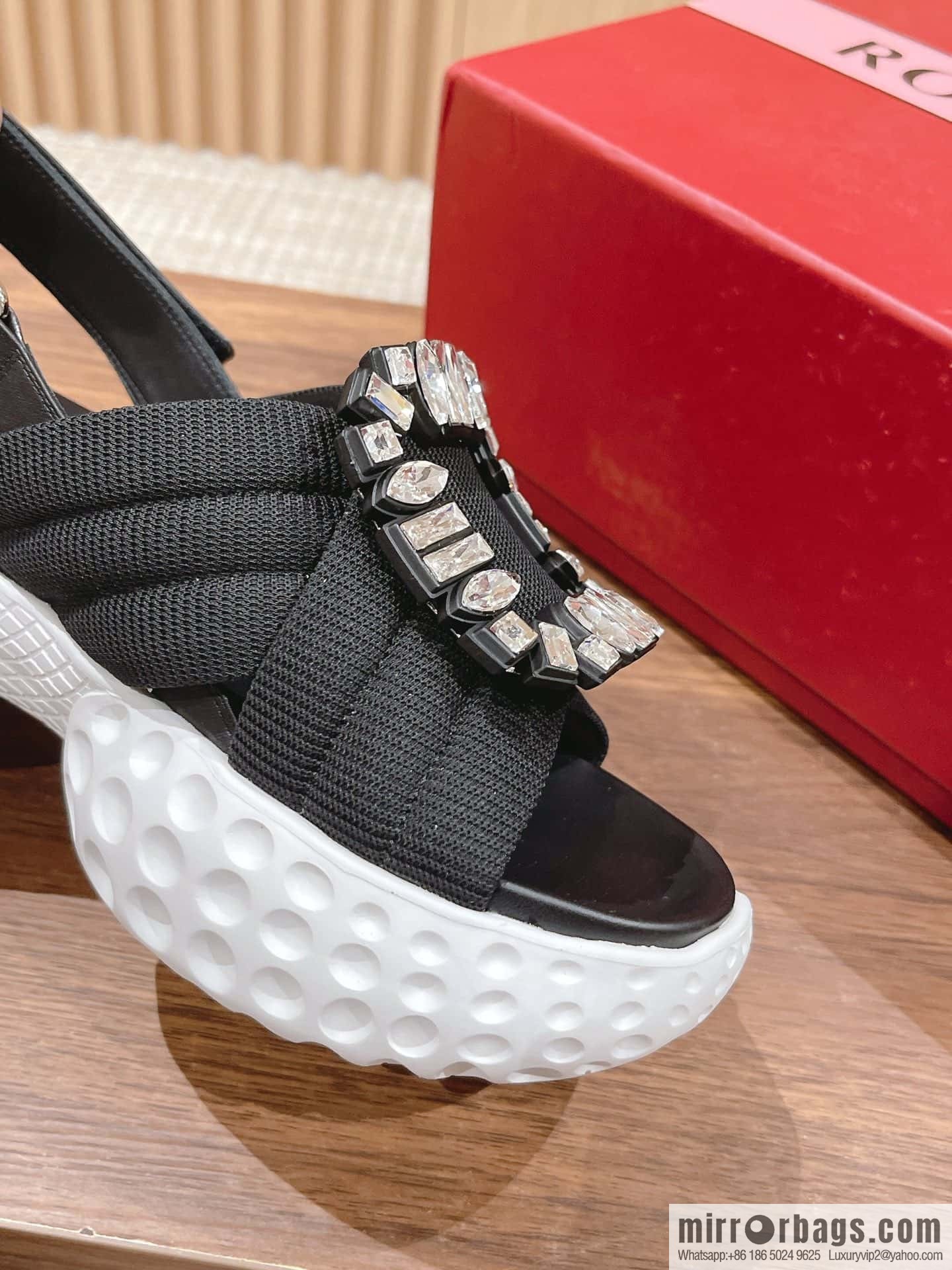 𝐑𝐨𝐠𝐞𝐫 𝐕𝐢𝐯𝐢𝐞𝐫 Viv Run Moonlight Button Sandals