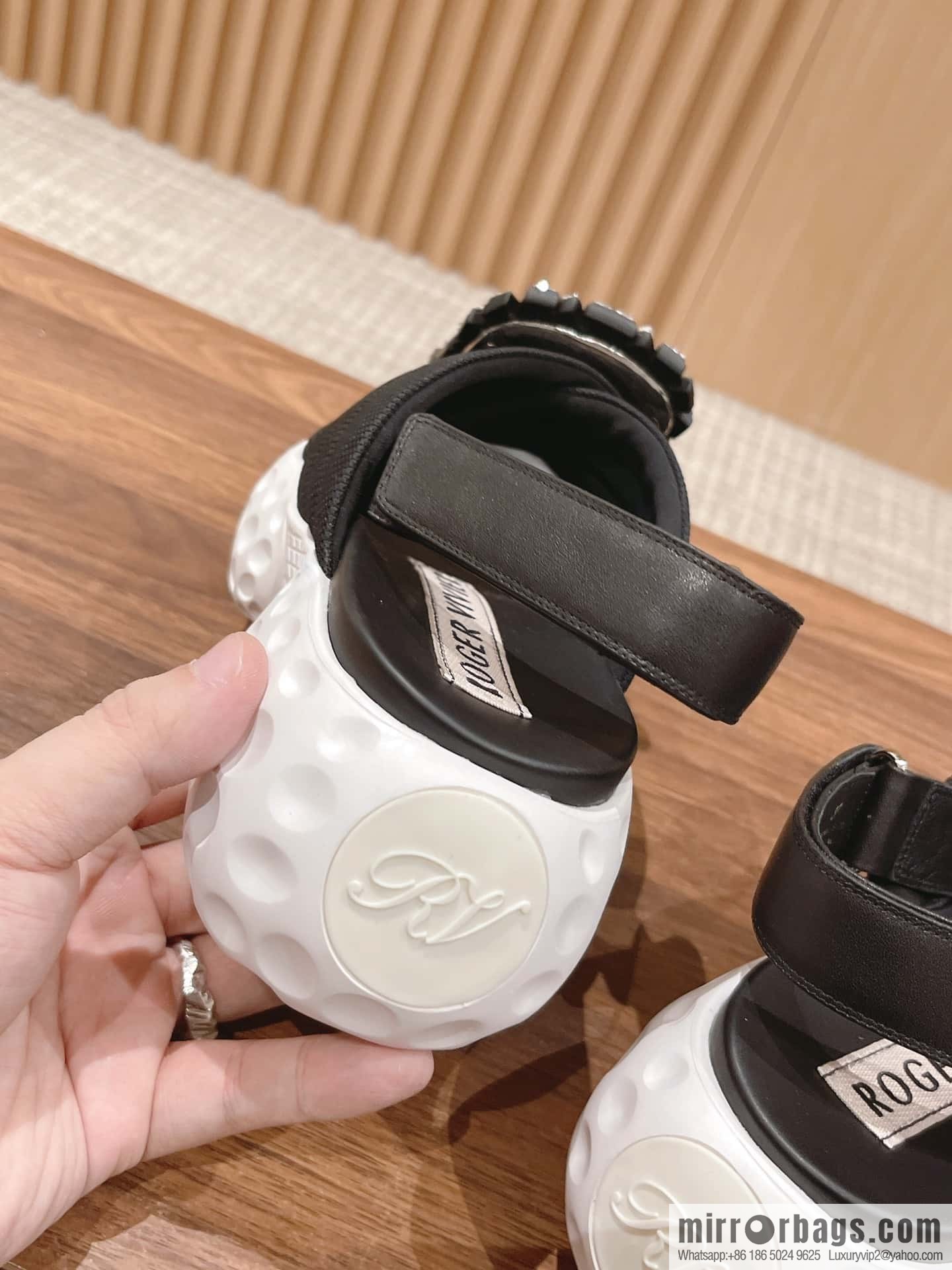 𝐑𝐨𝐠𝐞𝐫 𝐕𝐢𝐯𝐢𝐞𝐫 Viv Run Moonlight Button Sandals