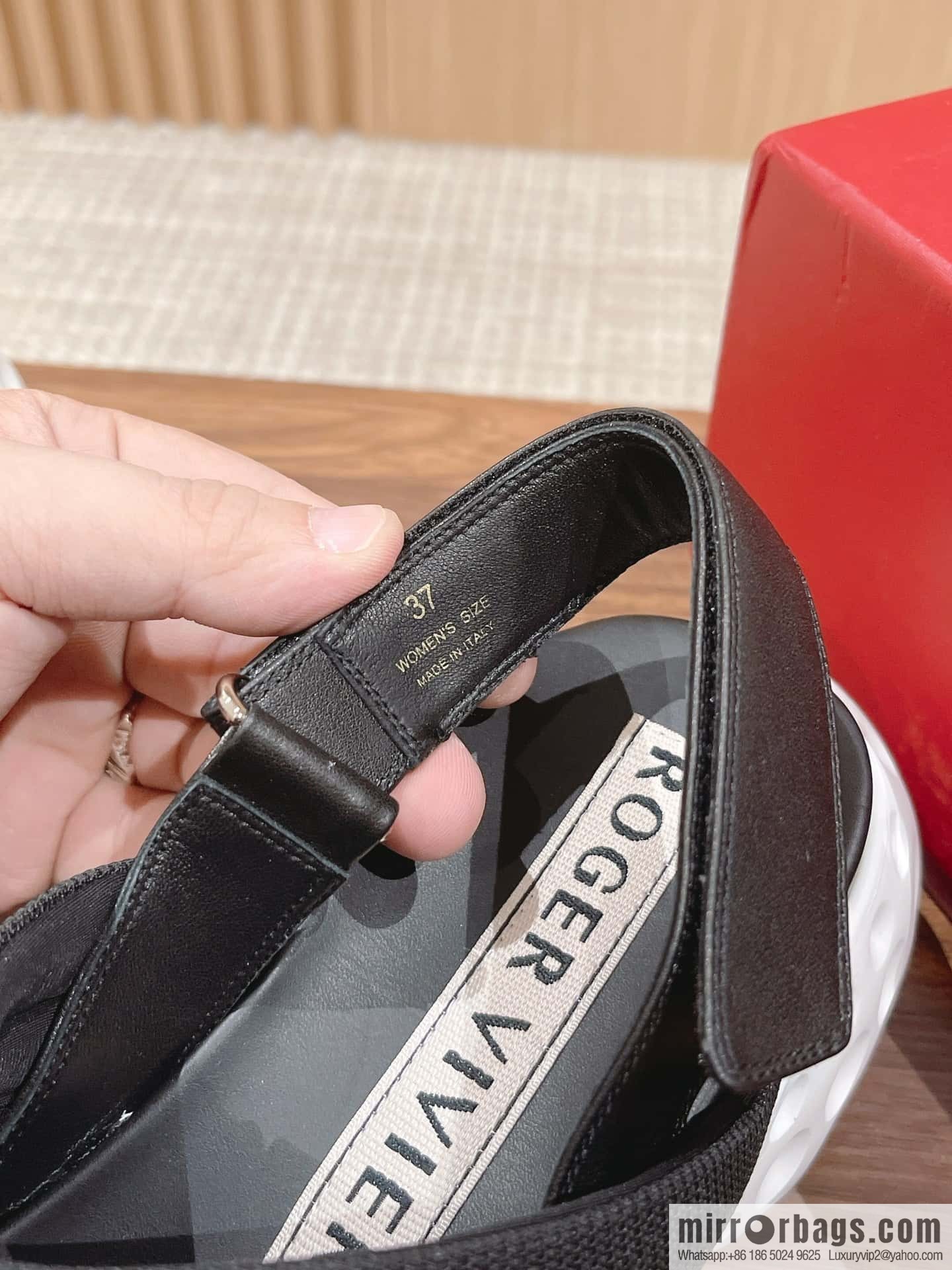 𝐑𝐨𝐠𝐞𝐫 𝐕𝐢𝐯𝐢𝐞𝐫 Viv Run Moonlight Button Sandals