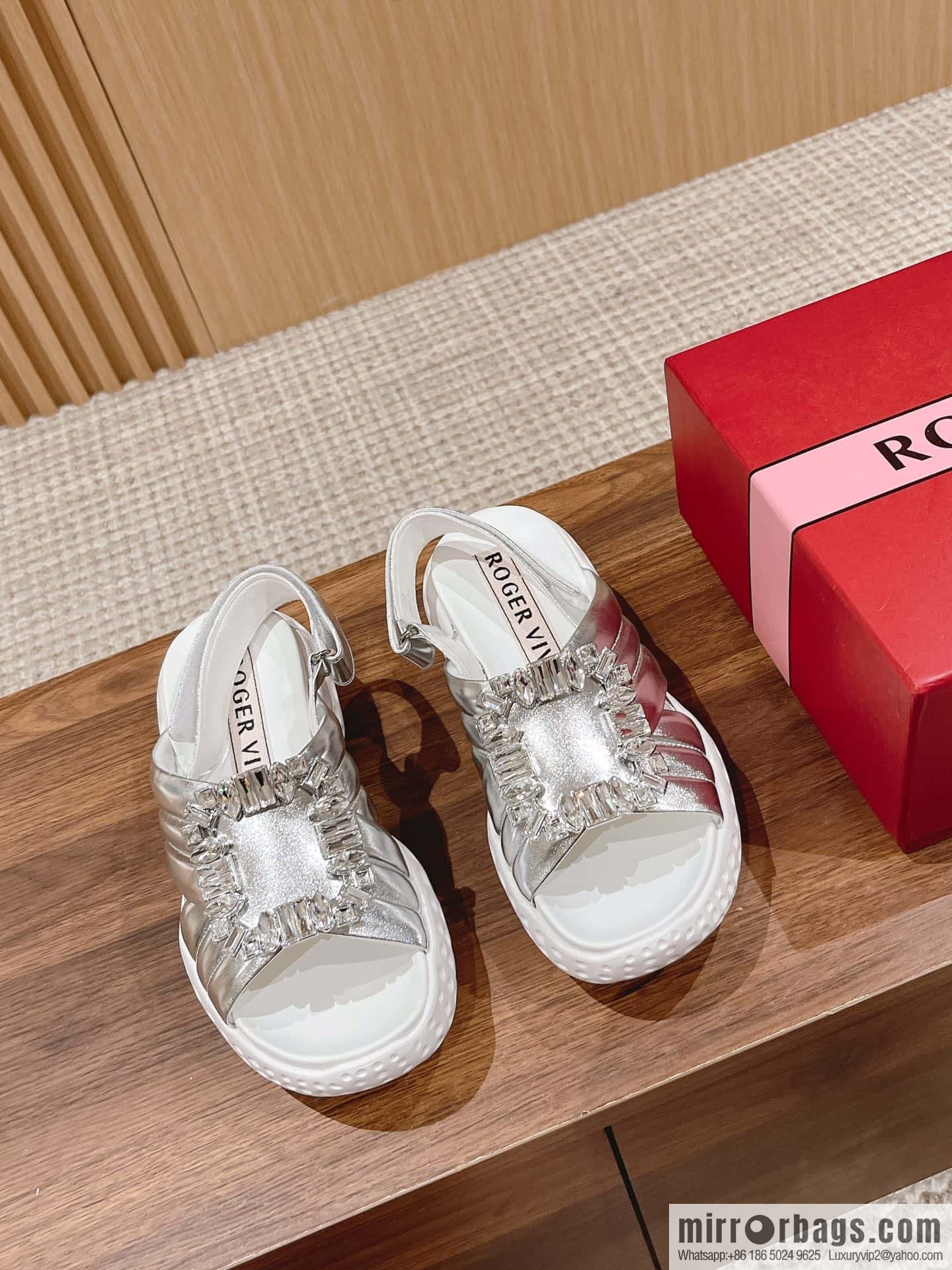 𝐑𝐨𝐠𝐞𝐫 𝐕𝐢𝐯𝐢𝐞𝐫 Viv Run Moonlight Button Sandals