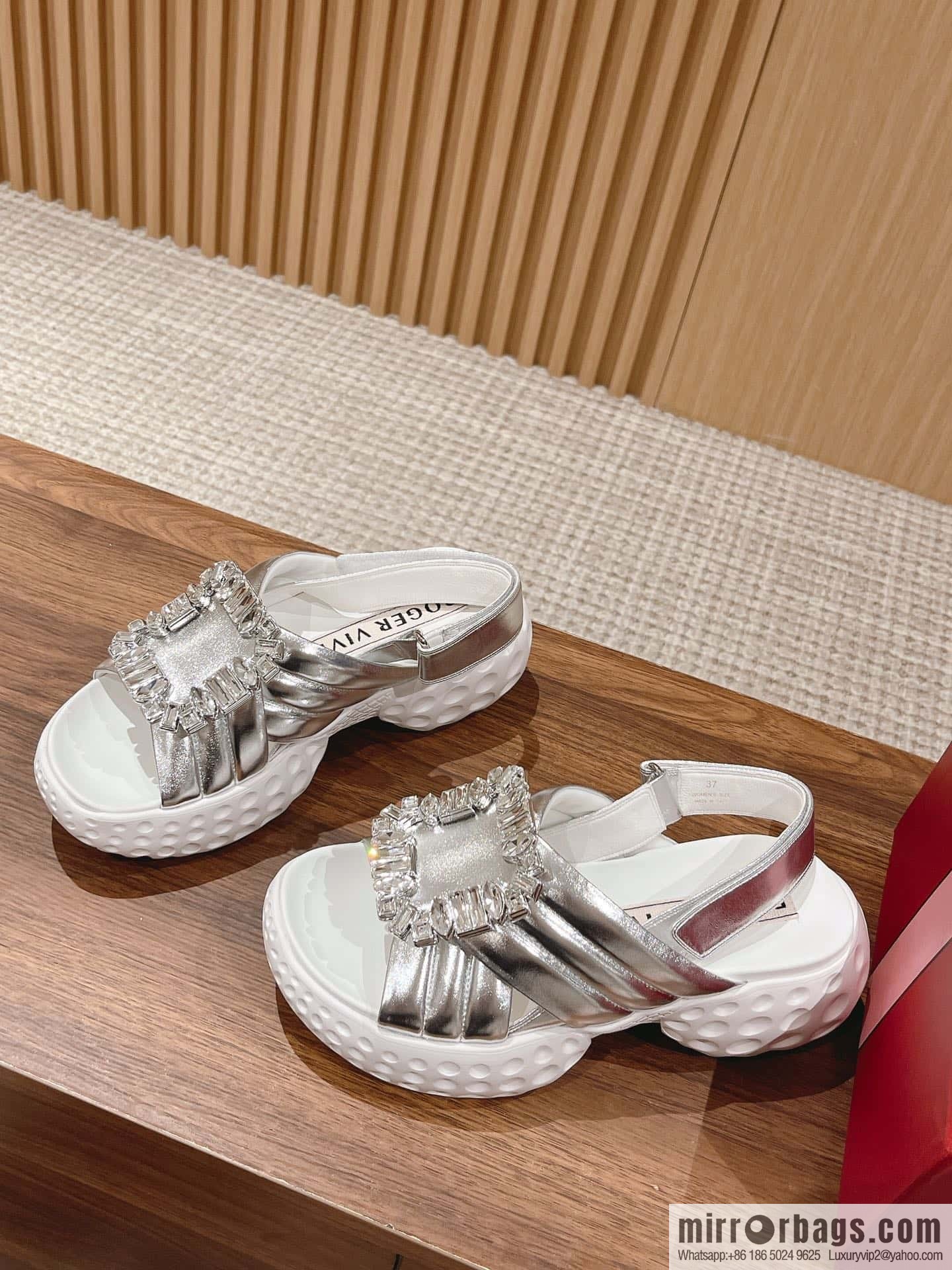 𝐑𝐨𝐠𝐞𝐫 𝐕𝐢𝐯𝐢𝐞𝐫 Viv Run Moonlight Button Sandals