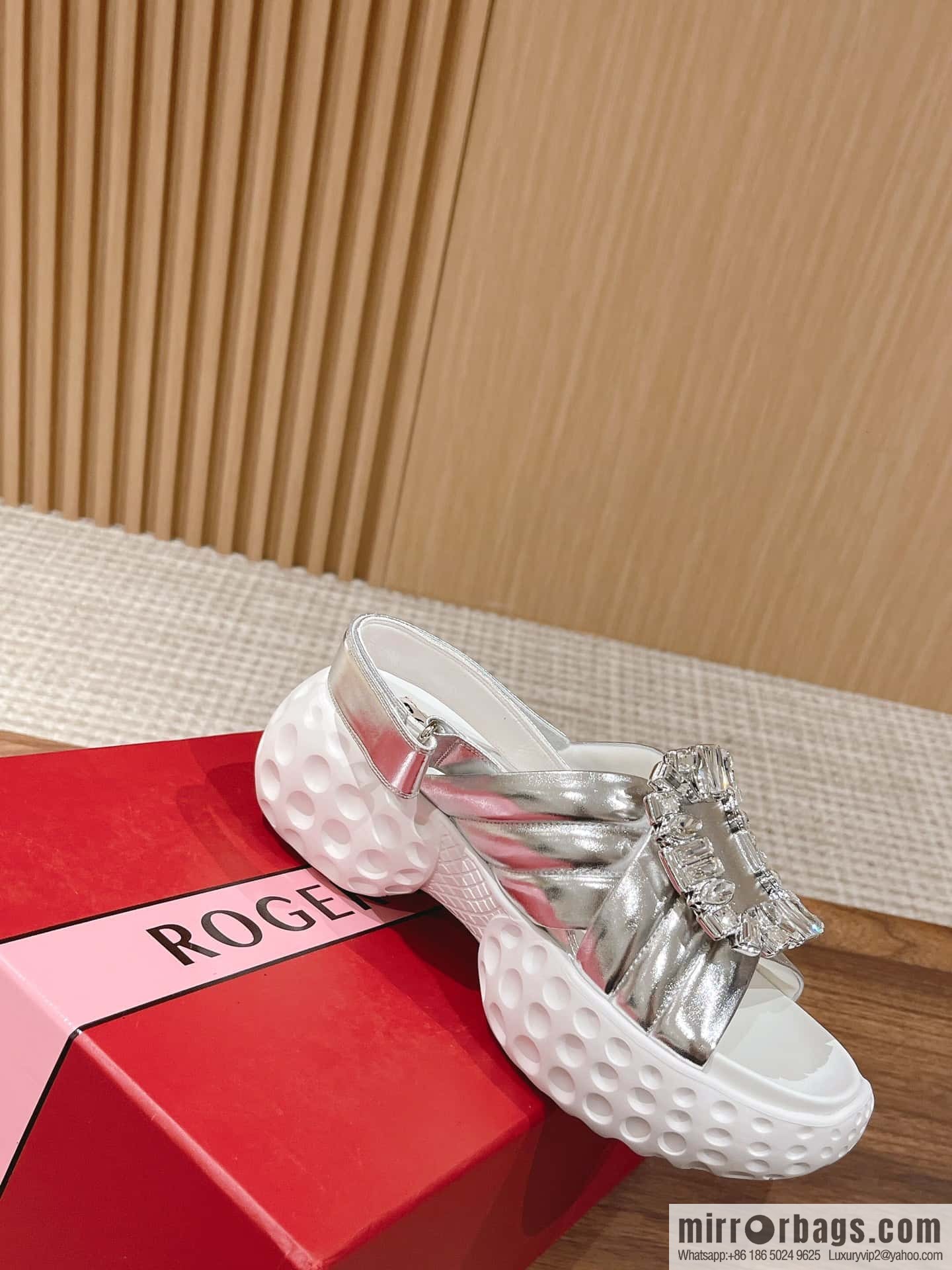 𝐑𝐨𝐠𝐞𝐫 𝐕𝐢𝐯𝐢𝐞𝐫 Viv Run Moonlight Button Sandals