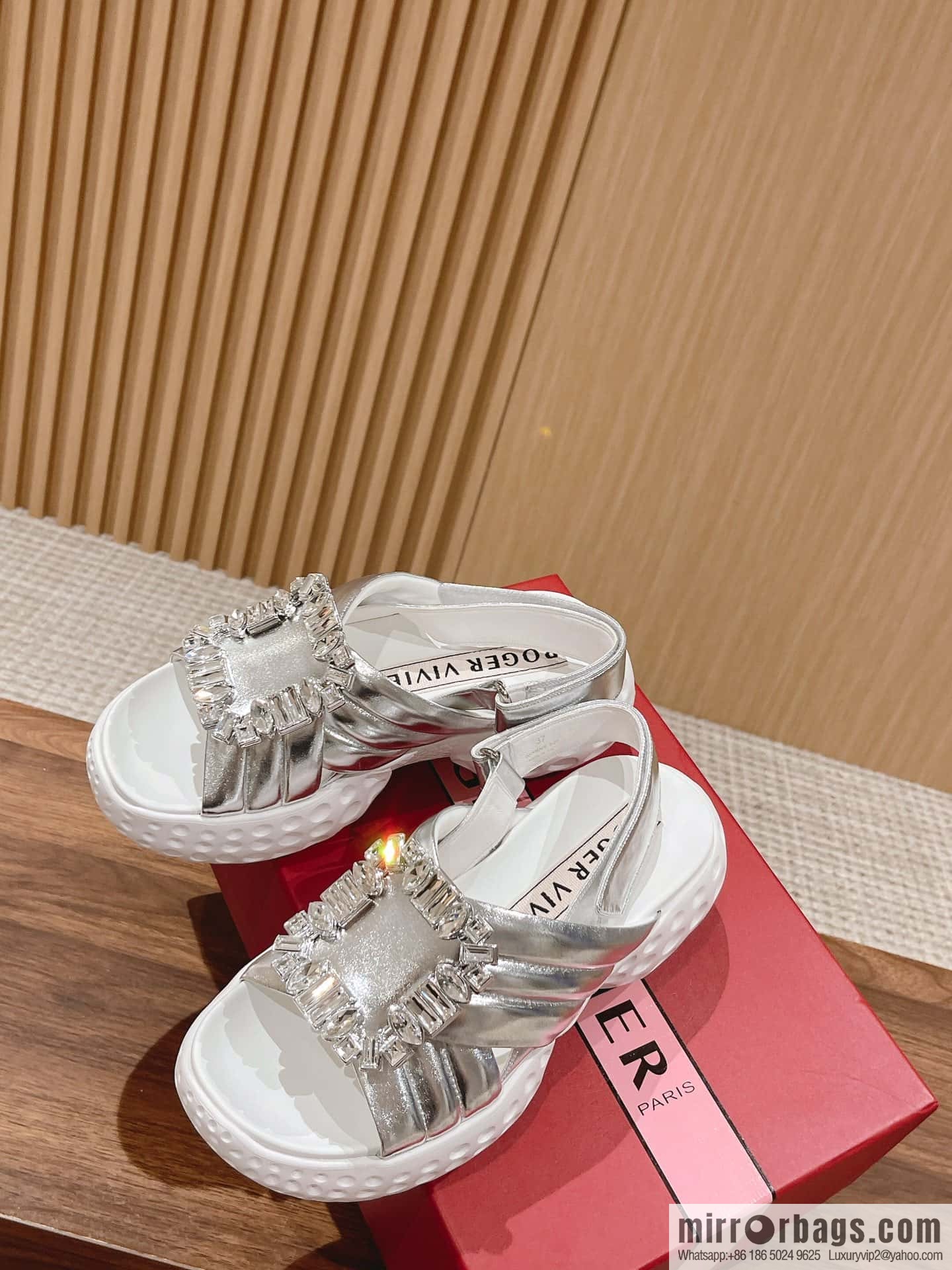 𝐑𝐨𝐠𝐞𝐫 𝐕𝐢𝐯𝐢𝐞𝐫 Viv Run Moonlight Button Sandals