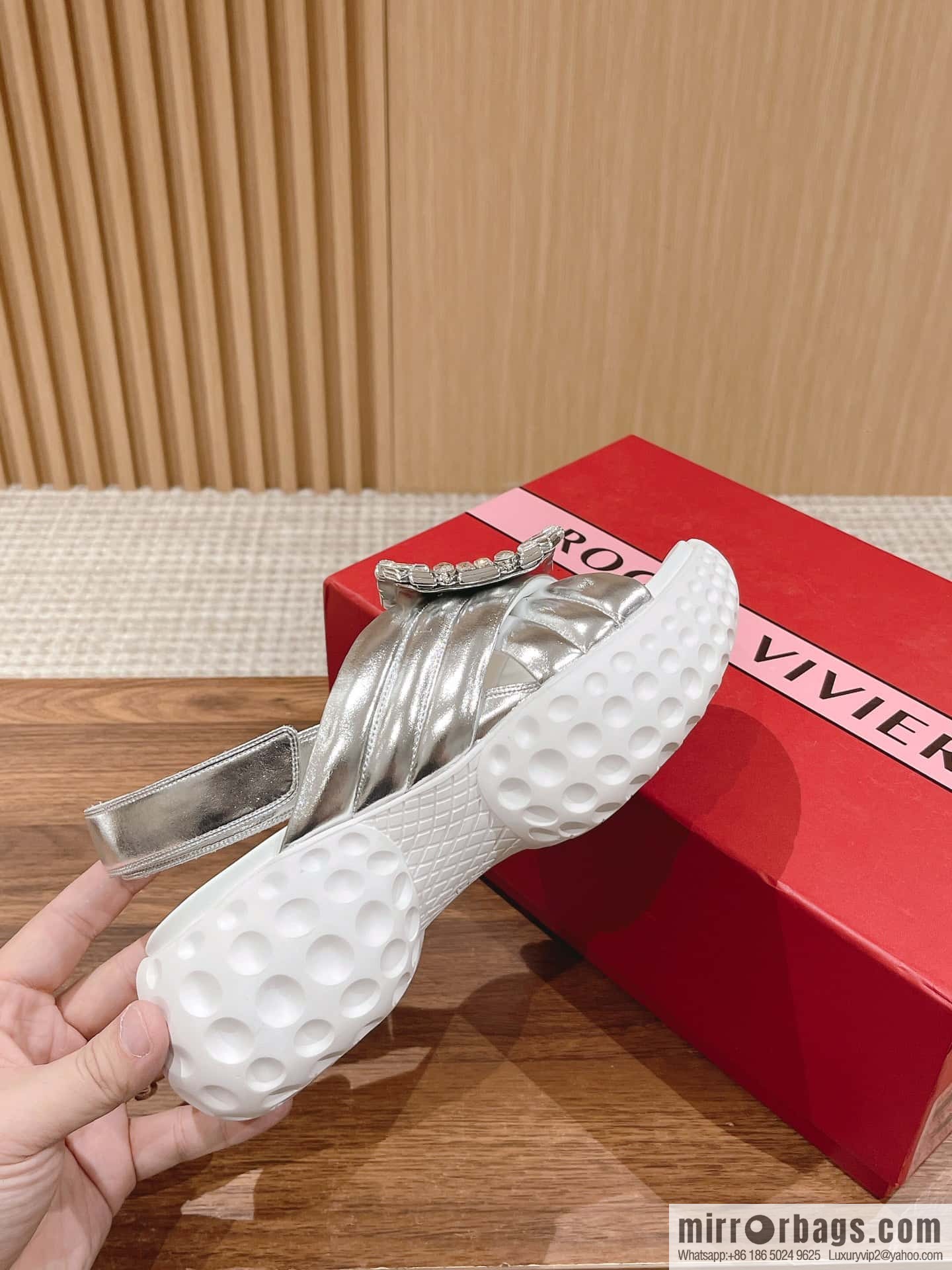 𝐑𝐨𝐠𝐞𝐫 𝐕𝐢𝐯𝐢𝐞𝐫 Viv Run Moonlight Button Sandals