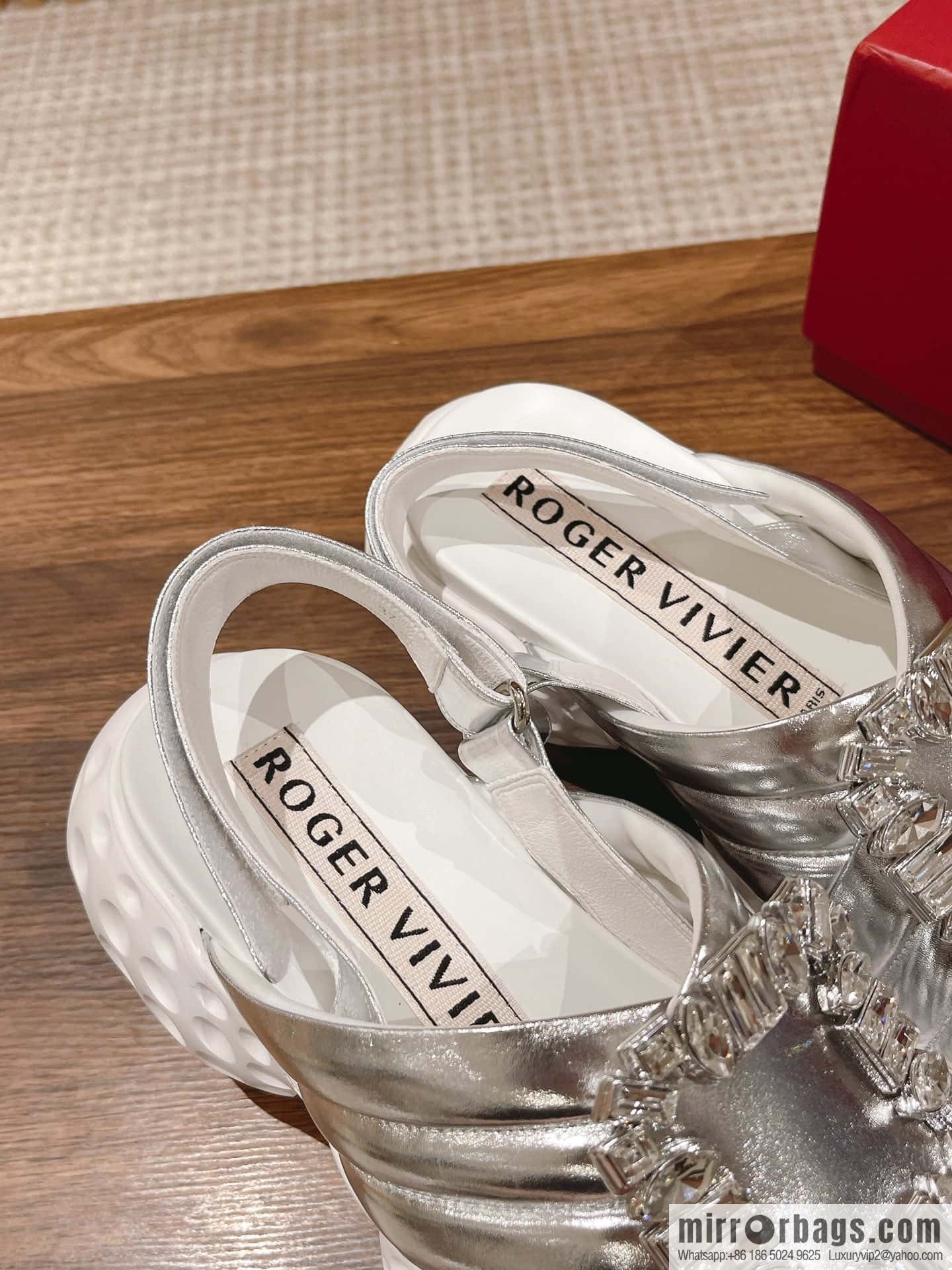 𝐑𝐨𝐠𝐞𝐫 𝐕𝐢𝐯𝐢𝐞𝐫 Viv Run Moonlight Button Sandals