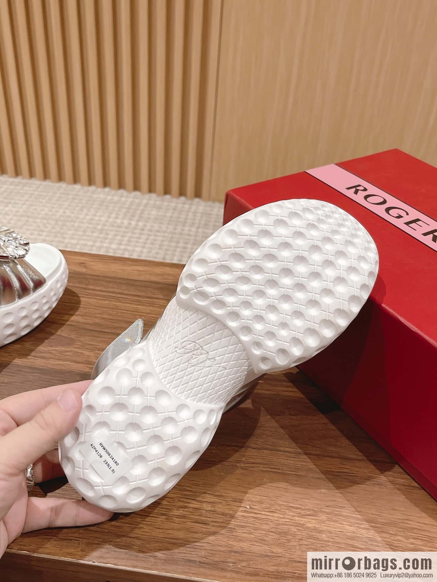 𝐑𝐨𝐠𝐞𝐫 𝐕𝐢𝐯𝐢𝐞𝐫 Viv Run Moonlight Button Sandals