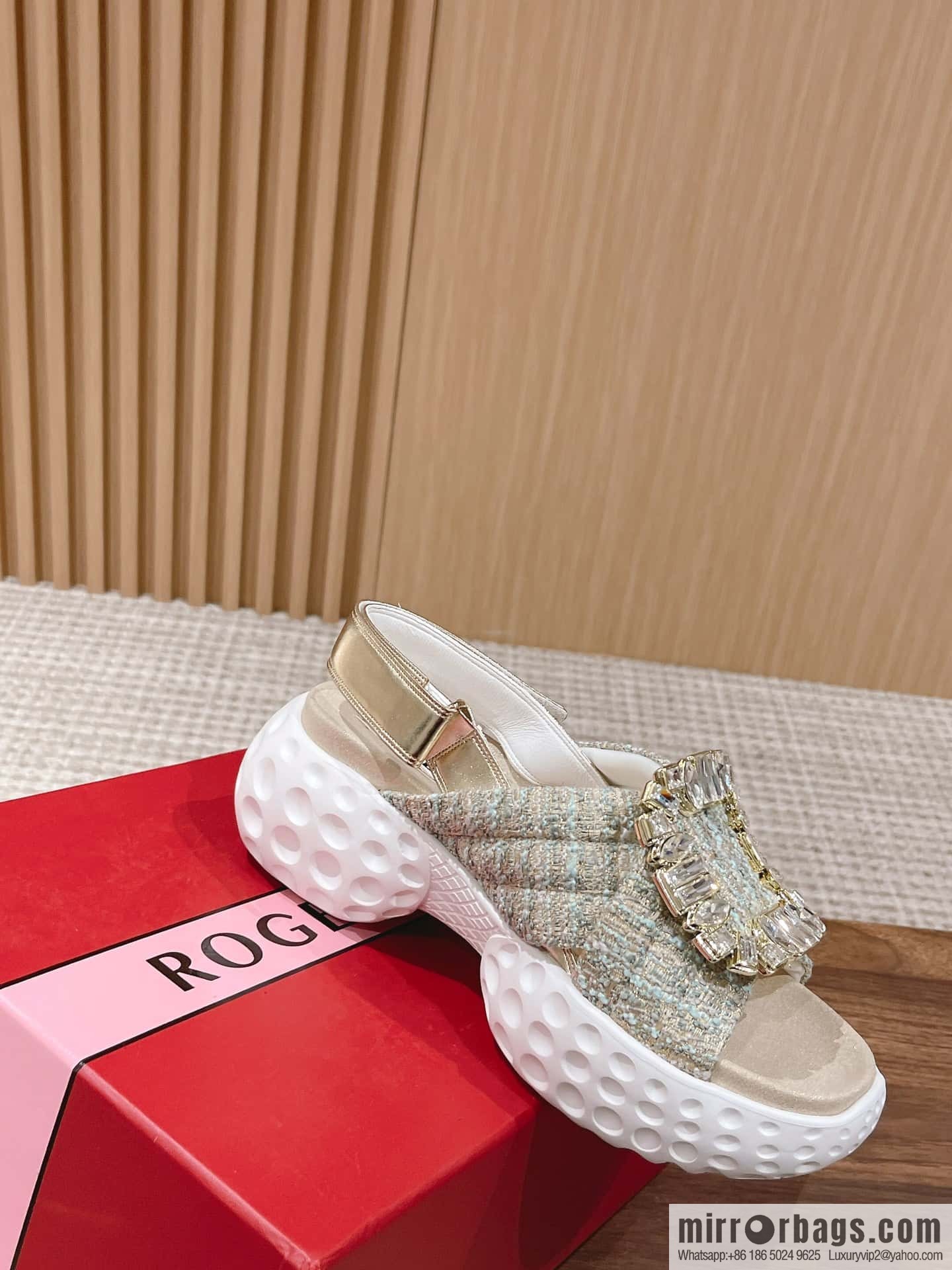 𝐑𝐨𝐠𝐞𝐫 𝐕𝐢𝐯𝐢𝐞𝐫 Viv Run Moonlight Button Sandals