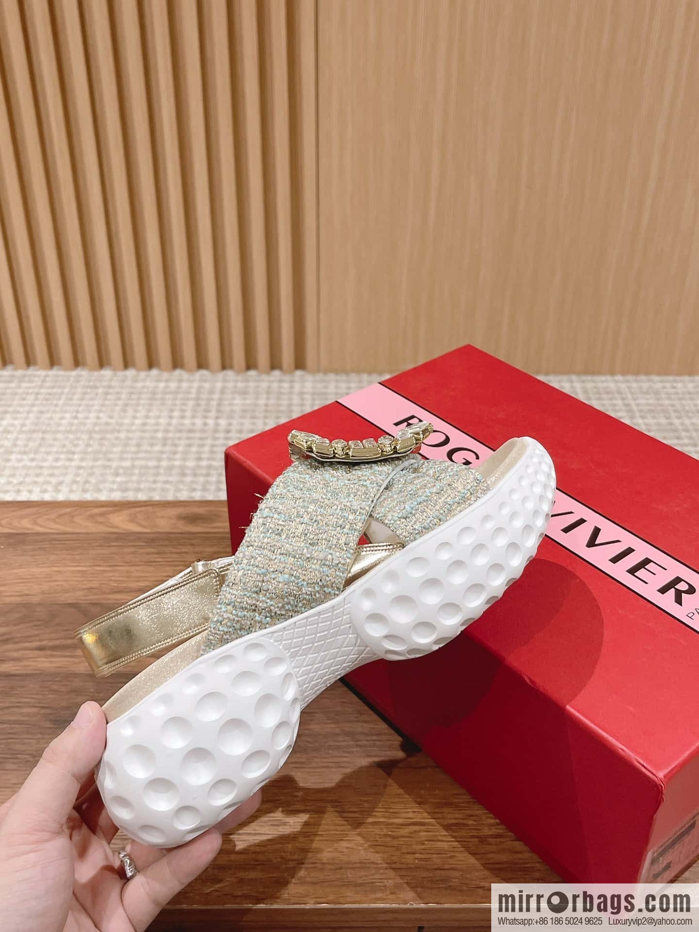 𝐑𝐨𝐠𝐞𝐫 𝐕𝐢𝐯𝐢𝐞𝐫 Viv Run Moonlight Button Sandals
