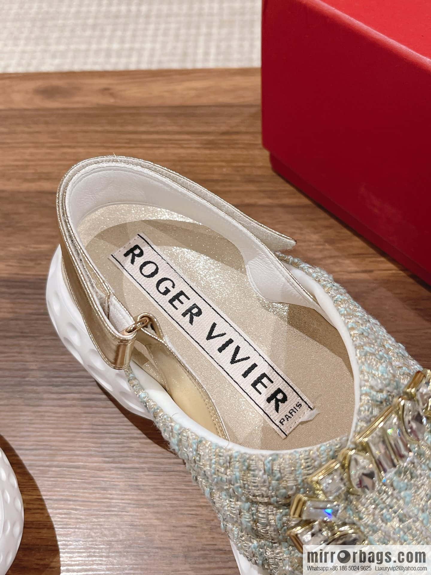 𝐑𝐨𝐠𝐞𝐫 𝐕𝐢𝐯𝐢𝐞𝐫 Viv Run Moonlight Button Sandals