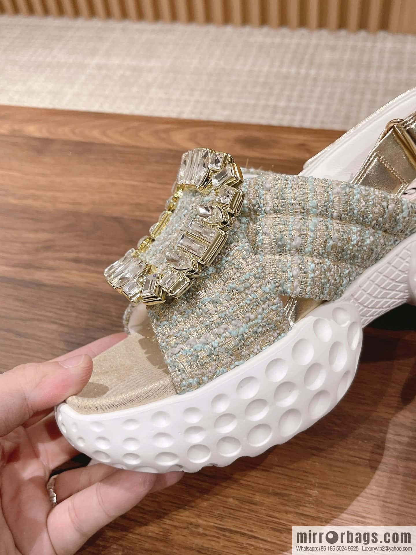 𝐑𝐨𝐠𝐞𝐫 𝐕𝐢𝐯𝐢𝐞𝐫 Viv Run Moonlight Button Sandals