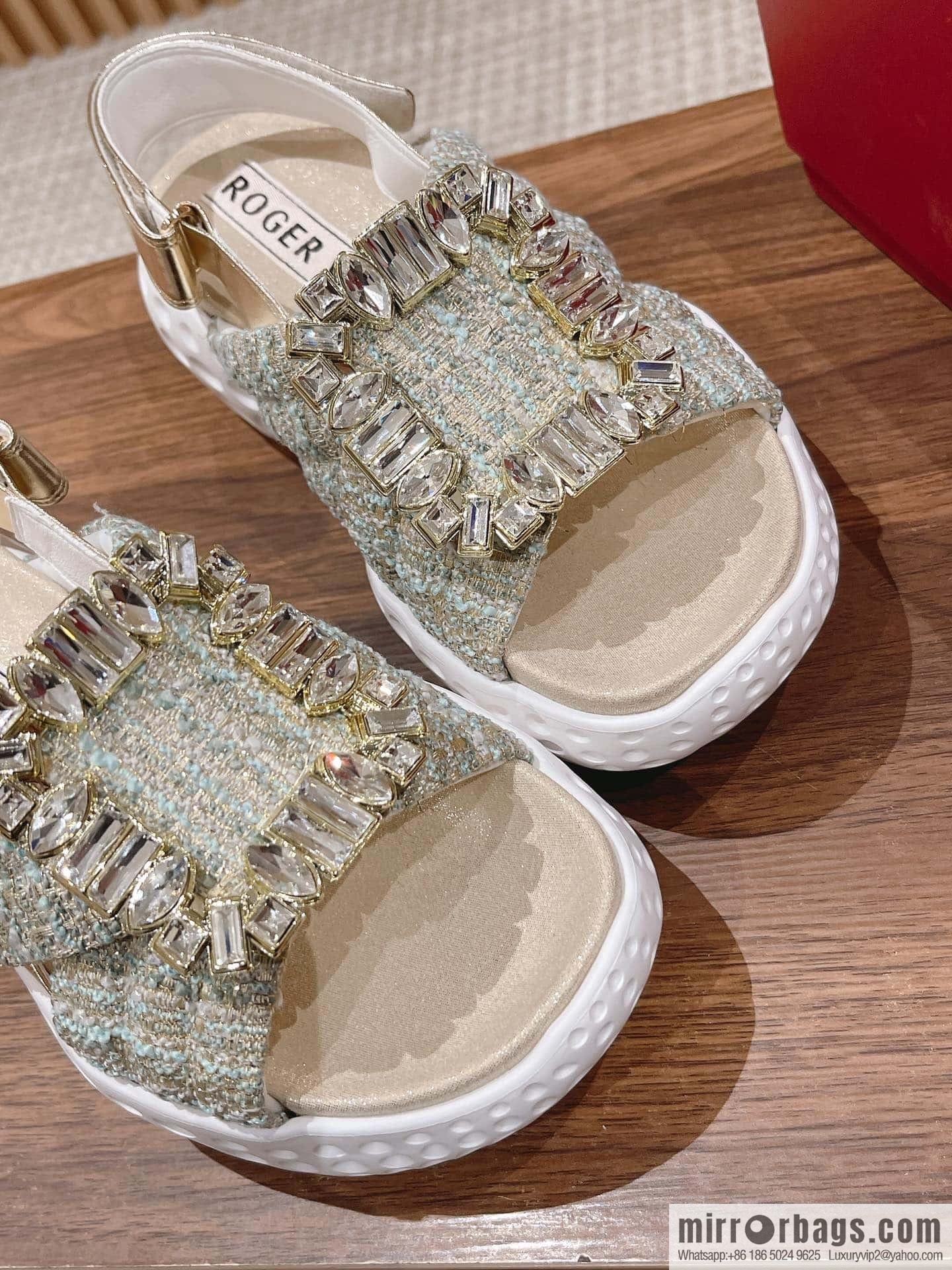 𝐑𝐨𝐠𝐞𝐫 𝐕𝐢𝐯𝐢𝐞𝐫 Viv Run Moonlight Button Sandals