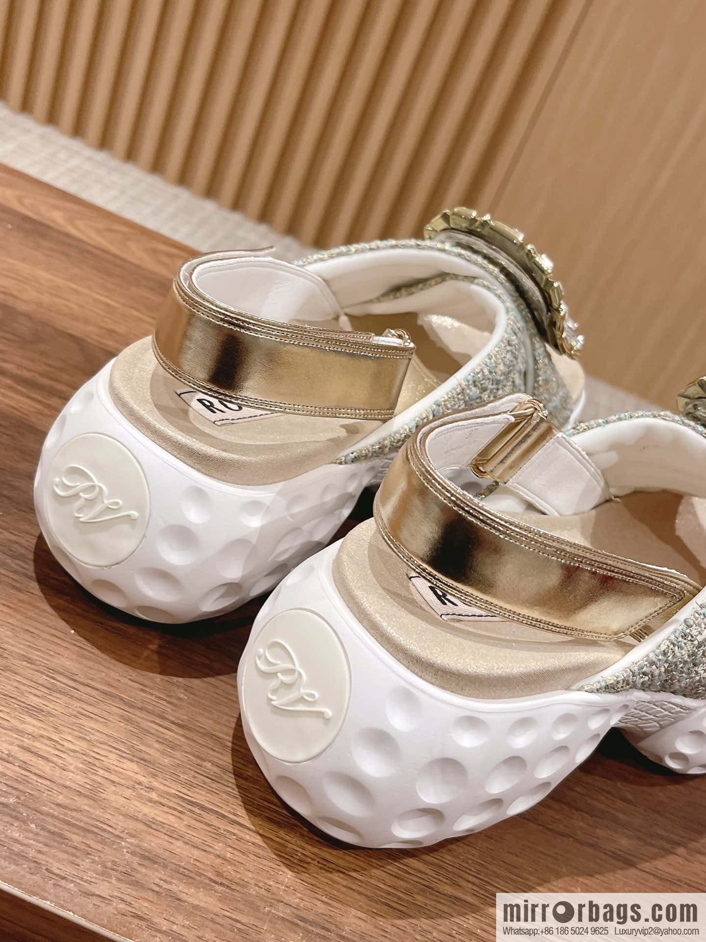 𝐑𝐨𝐠𝐞𝐫 𝐕𝐢𝐯𝐢𝐞𝐫 Viv Run Moonlight Button Sandals
