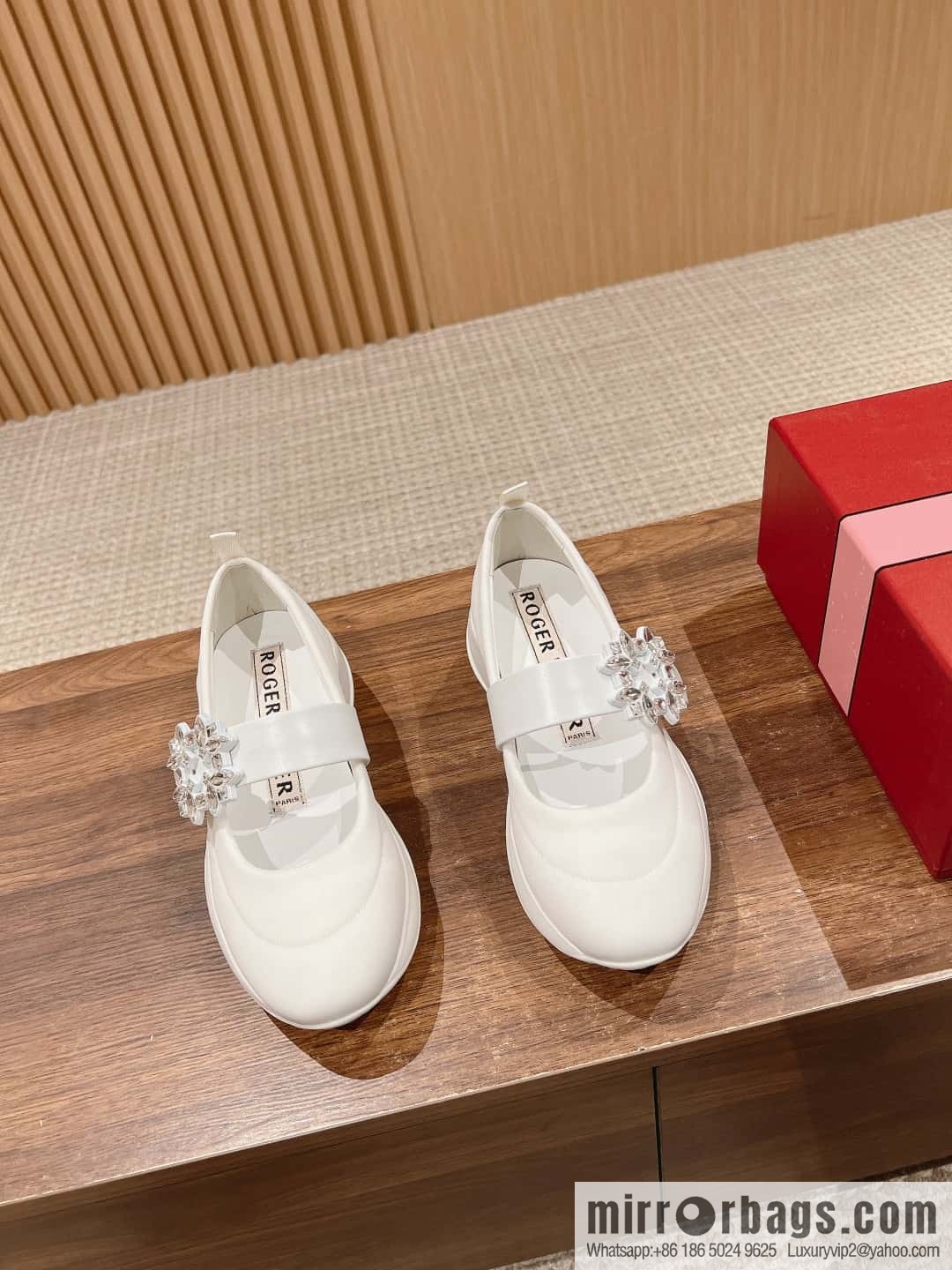 𝐑𝐨𝐠𝐞𝐫 𝐕𝐢𝐯𝐢𝐞𝐫 Roger Vivia #Early Spring New Viv'Run Buckle Fabric Sneakers