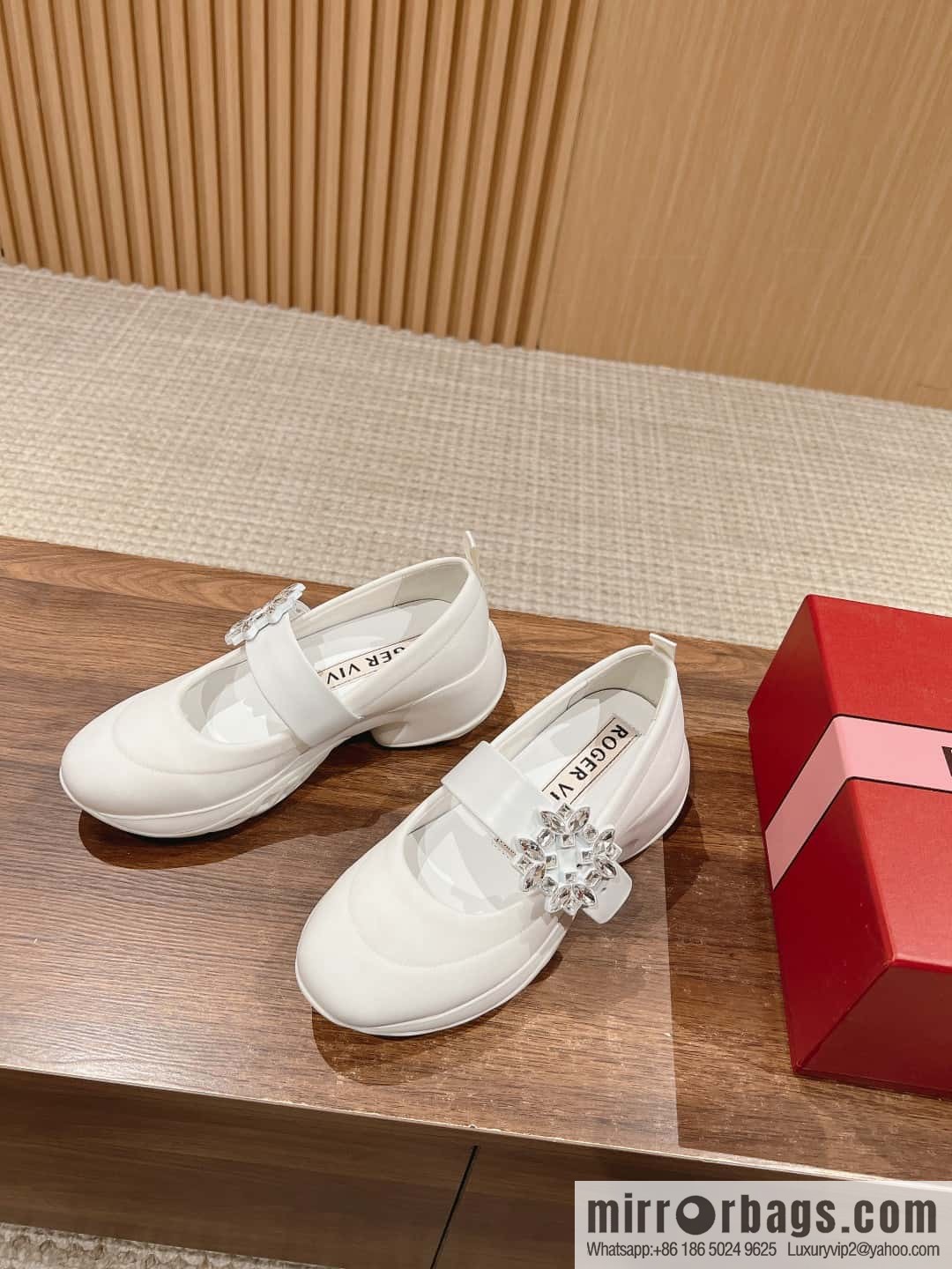 𝐑𝐨𝐠𝐞𝐫 𝐕𝐢𝐯𝐢𝐞𝐫 Roger Vivia #Early Spring New Viv'Run Buckle Fabric Sneakers