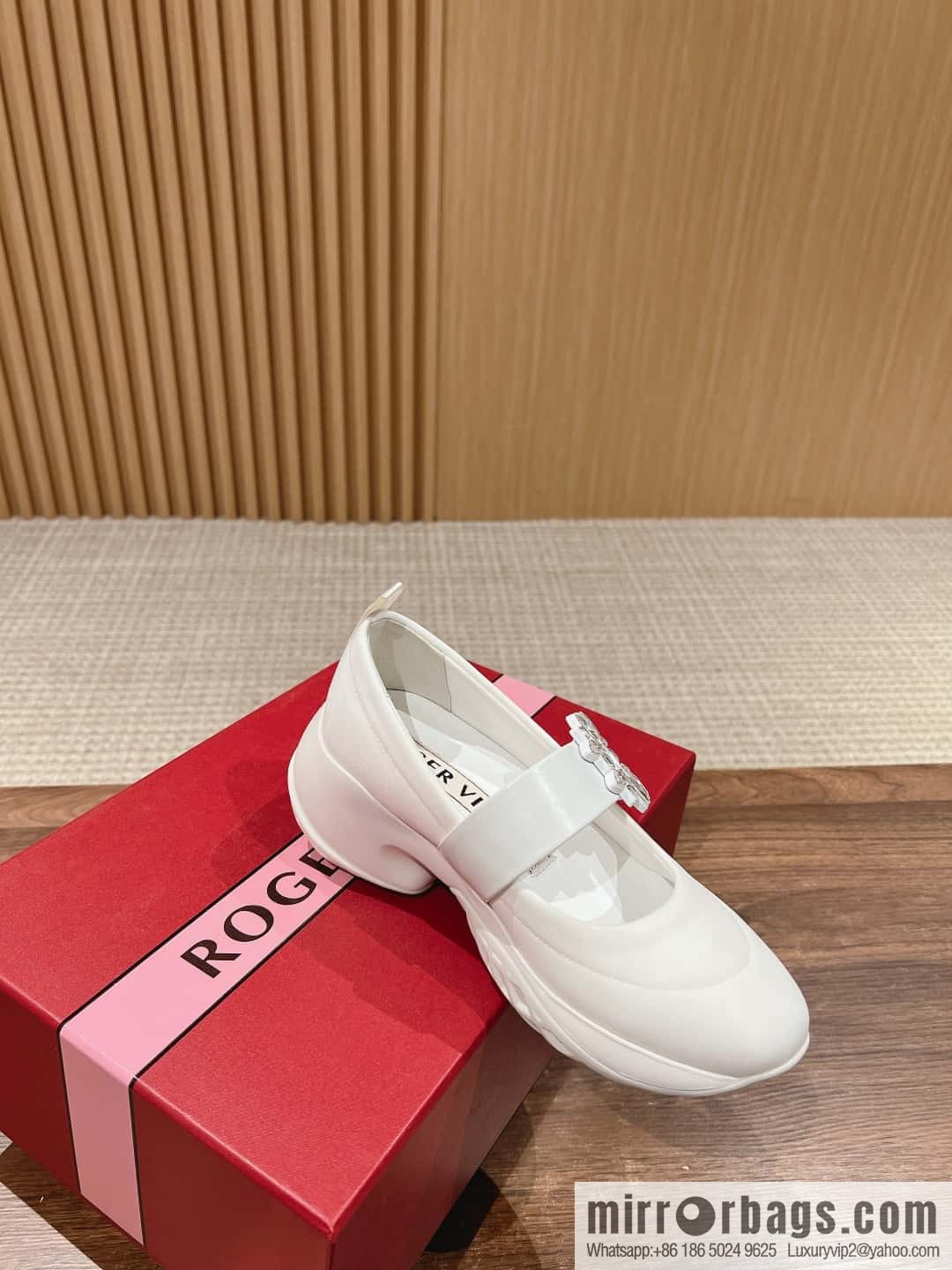 𝐑𝐨𝐠𝐞𝐫 𝐕𝐢𝐯𝐢𝐞𝐫 Roger Vivia #Early Spring New Viv'Run Buckle Fabric Sneakers