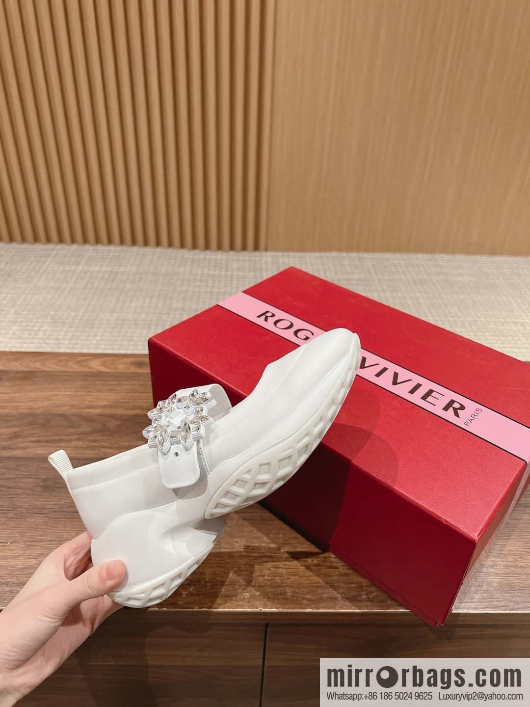 𝐑𝐨𝐠𝐞𝐫 𝐕𝐢𝐯𝐢𝐞𝐫 Roger Vivia #Early Spring New Viv'Run Buckle Fabric Sneakers