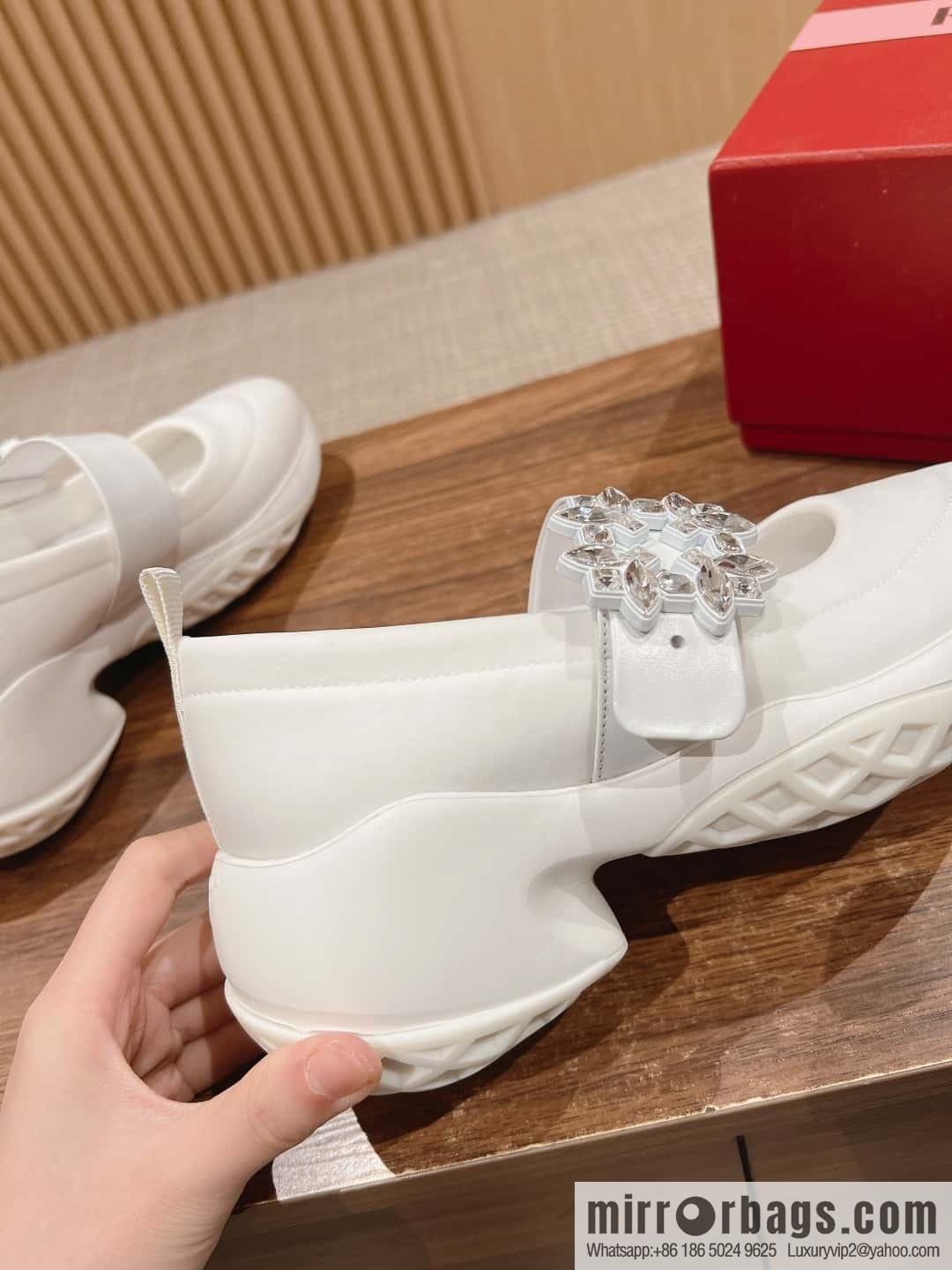 𝐑𝐨𝐠𝐞𝐫 𝐕𝐢𝐯𝐢𝐞𝐫 Roger Vivia #Early Spring New Viv'Run Buckle Fabric Sneakers