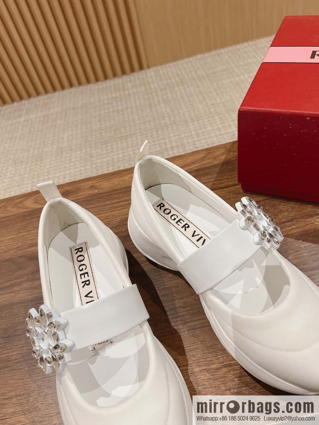 𝐑𝐨𝐠𝐞𝐫 𝐕𝐢𝐯𝐢𝐞𝐫 Roger Vivia #Early Spring New Viv'Run Buckle Fabric Sneakers