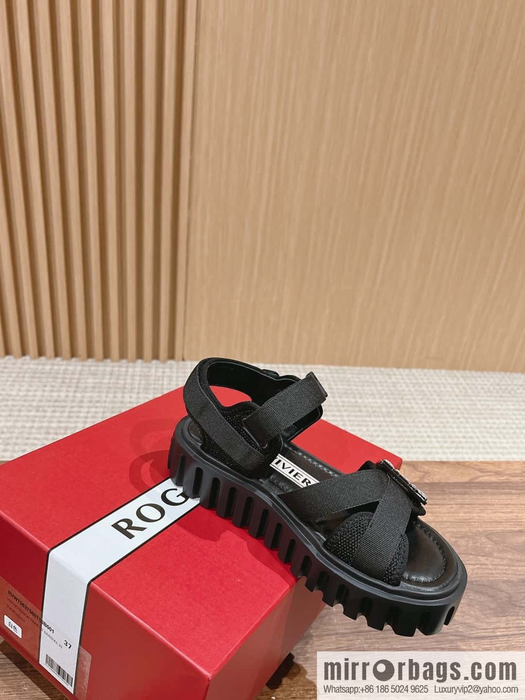 𝐑𝐨𝐠𝐞𝐫 𝐕𝐢𝐯𝐢𝐞𝐫 𝐓𝐡𝐢𝐜𝐤 𝐓𝐫𝐞𝐤𝐤𝐲# Roger Vivia Diamond Button Sandals