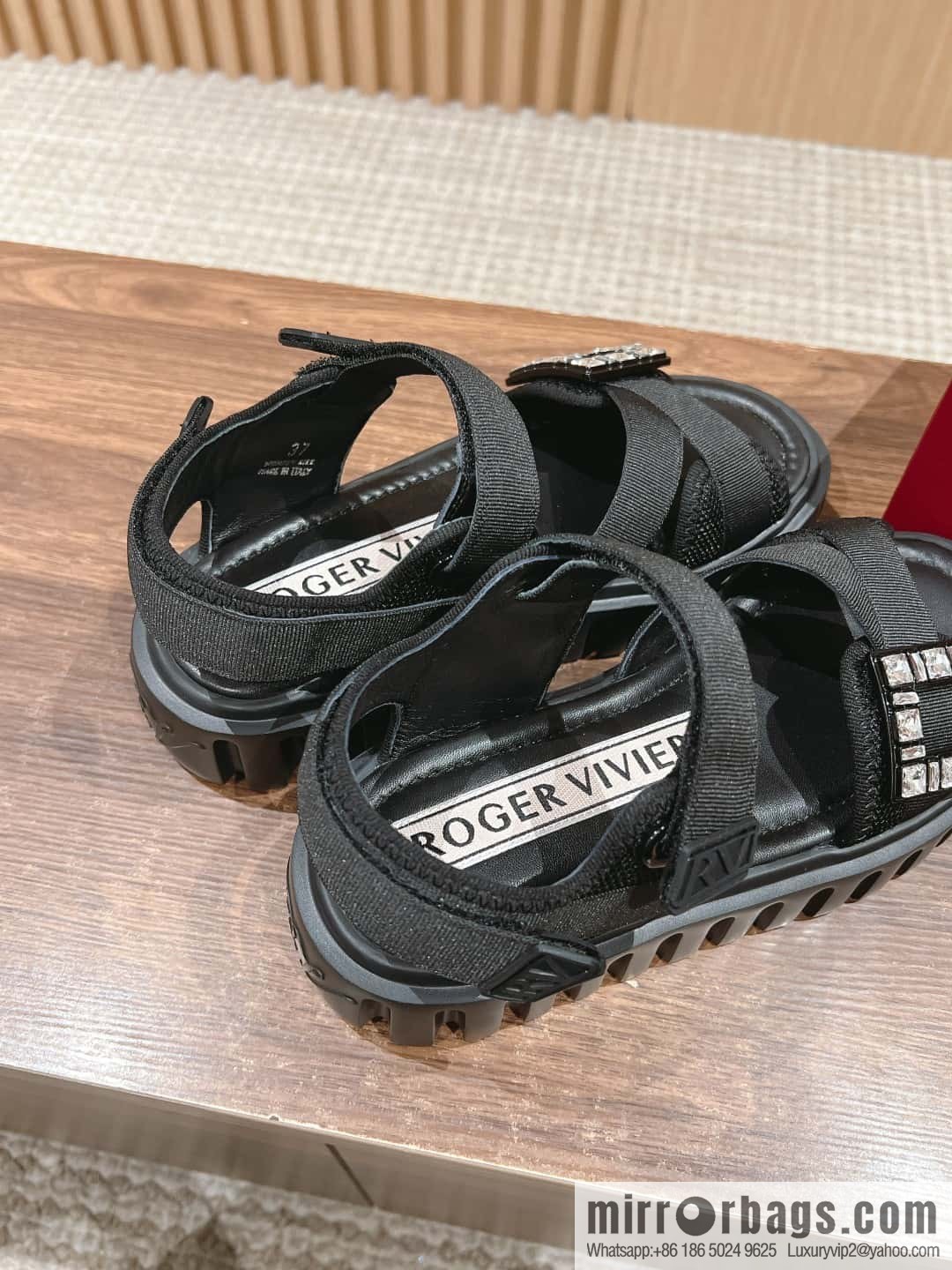 𝐑𝐨𝐠𝐞𝐫 𝐕𝐢𝐯𝐢𝐞𝐫 𝐓𝐡𝐢𝐜𝐤 𝐓𝐫𝐞𝐤𝐤𝐲# Roger Vivia Diamond Button Sandals