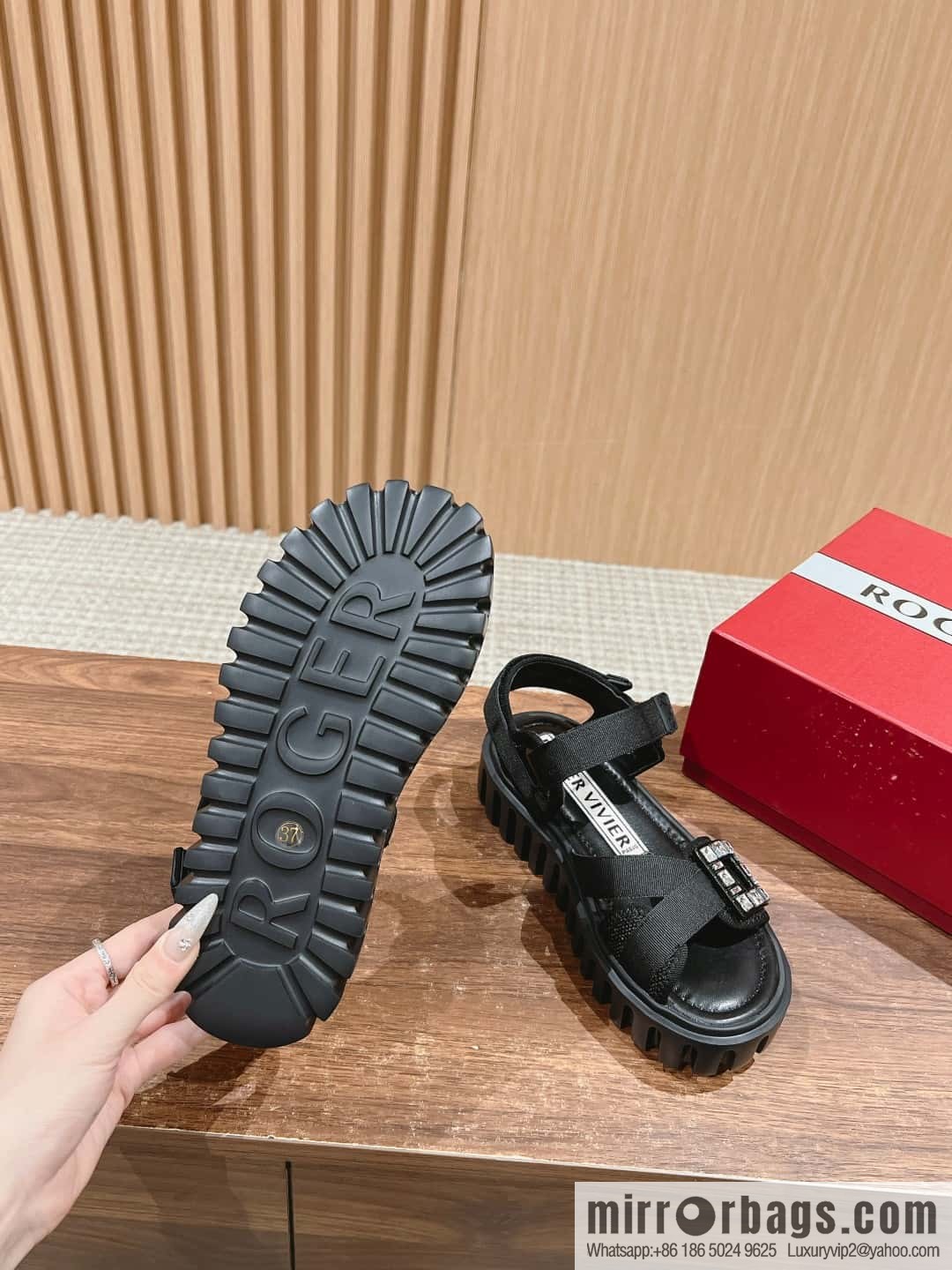 𝐑𝐨𝐠𝐞𝐫 𝐕𝐢𝐯𝐢𝐞𝐫 𝐓𝐡𝐢𝐜𝐤 𝐓𝐫𝐞𝐤𝐤𝐲# Roger Vivia Diamond Button Sandals