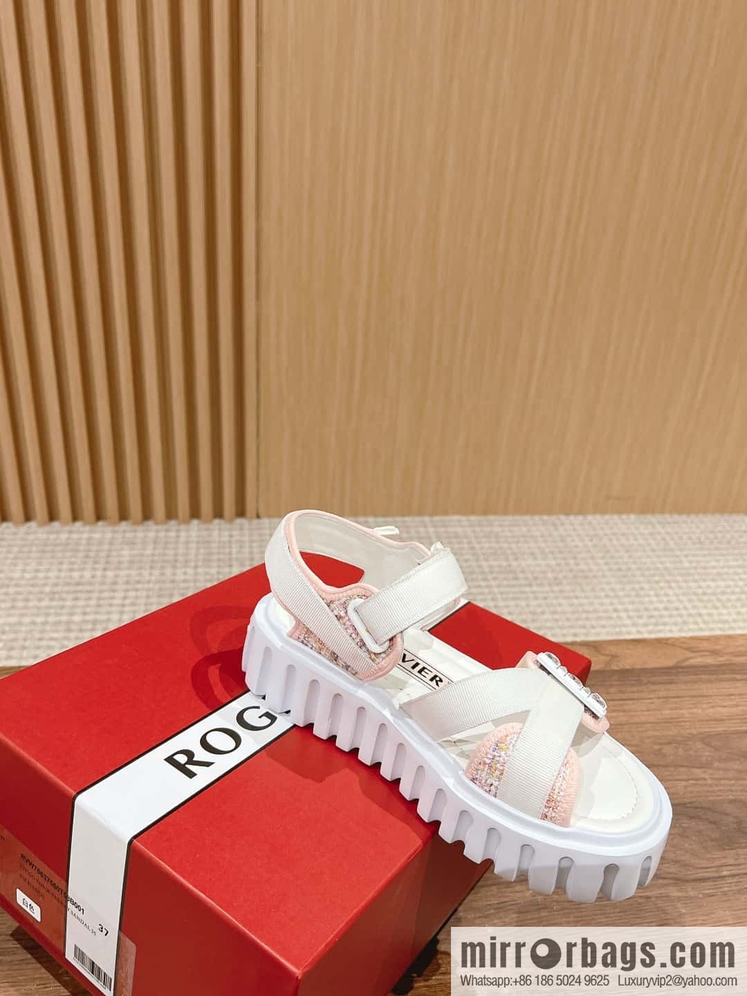 𝐑𝐨𝐠𝐞𝐫 𝐕𝐢𝐯𝐢𝐞𝐫 𝐓𝐡𝐢𝐜𝐤 𝐓𝐫𝐞𝐤𝐤𝐲# Roger Vivia Diamond Button Sandals