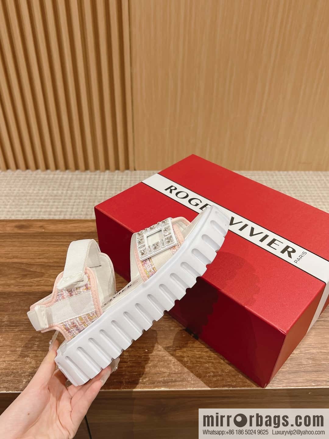 𝐑𝐨𝐠𝐞𝐫 𝐕𝐢𝐯𝐢𝐞𝐫 𝐓𝐡𝐢𝐜𝐤 𝐓𝐫𝐞𝐤𝐤𝐲# Roger Vivia Diamond Button Sandals
