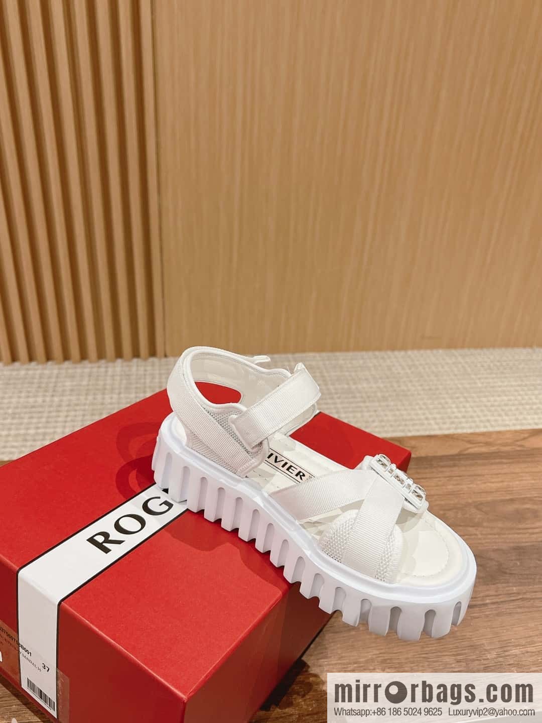 𝐑𝐨𝐠𝐞𝐫 𝐕𝐢𝐯𝐢𝐞𝐫 𝐓𝐡𝐢𝐜𝐤 𝐓𝐫𝐞𝐤𝐤𝐲# Roger Vivia Diamond Button Sandals