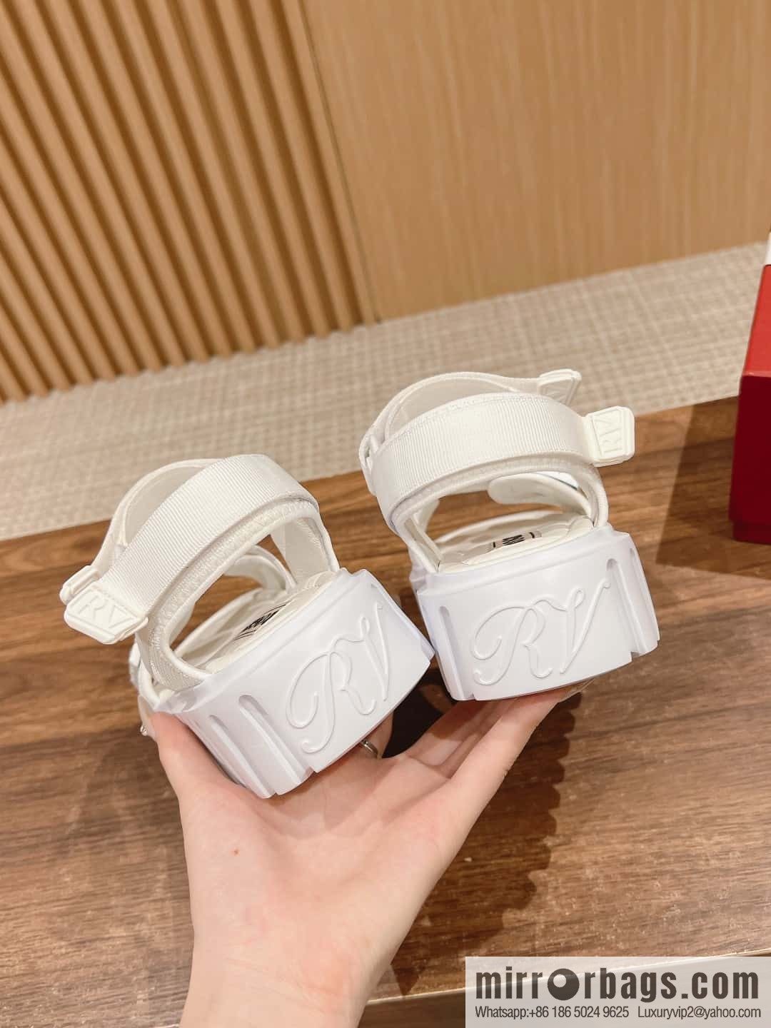 𝐑𝐨𝐠𝐞𝐫 𝐕𝐢𝐯𝐢𝐞𝐫 𝐓𝐡𝐢𝐜𝐤 𝐓𝐫𝐞𝐤𝐤𝐲# Roger Vivia Diamond Button Sandals