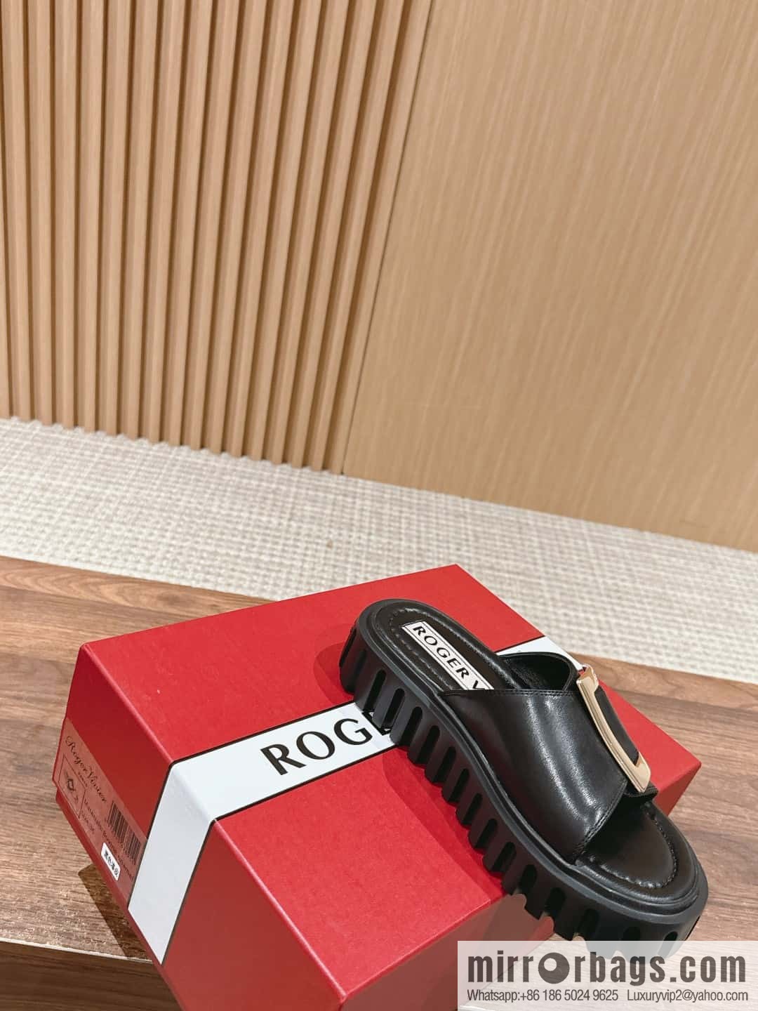 𝐑𝐎𝐆𝐄𝐑 𝐕𝐈𝐕𝐈𝐄𝐑 Roger Vivia's new cookie platform slippers