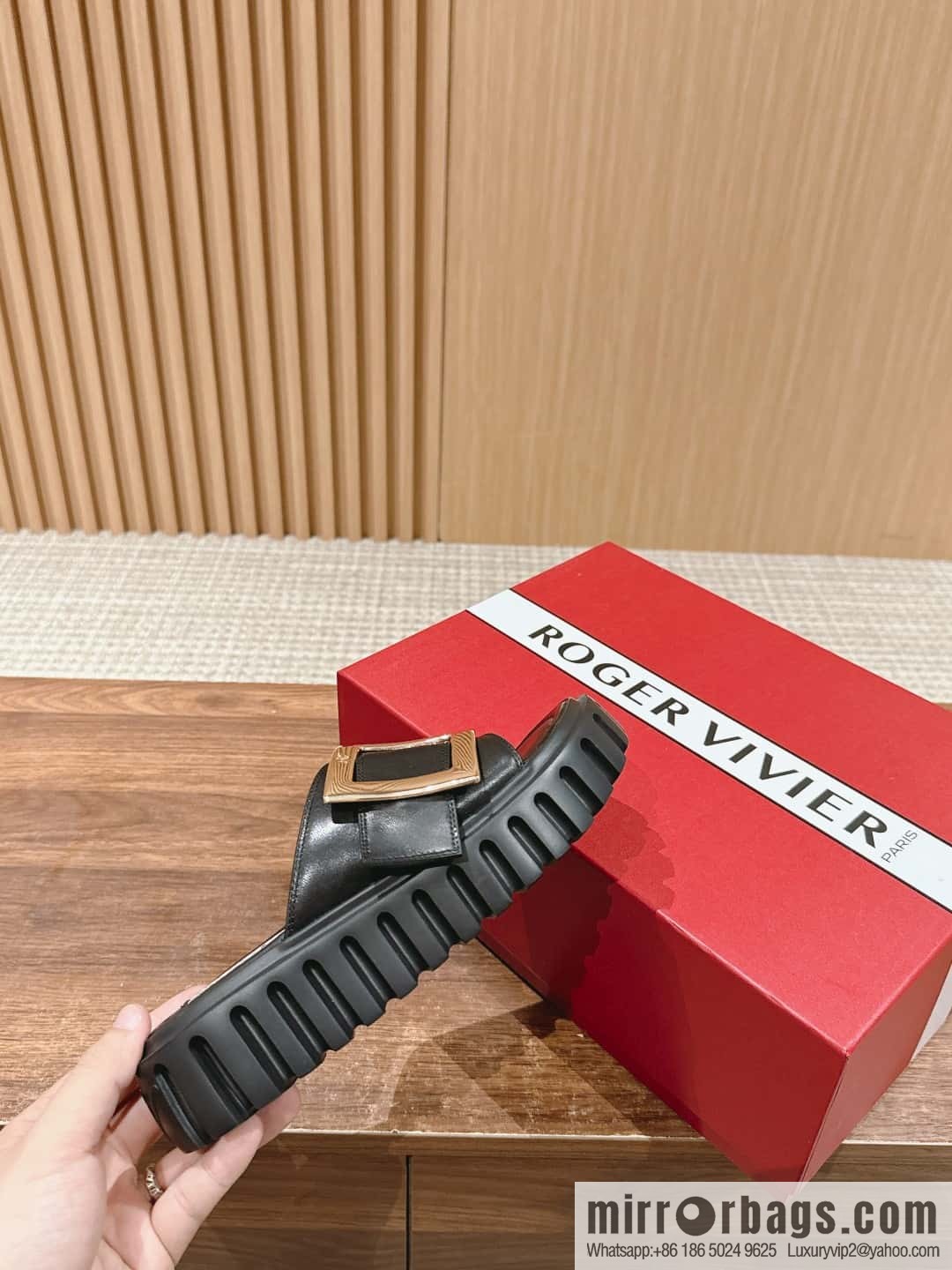 𝐑𝐎𝐆𝐄𝐑 𝐕𝐈𝐕𝐈𝐄𝐑 Roger Vivia's new cookie platform slippers