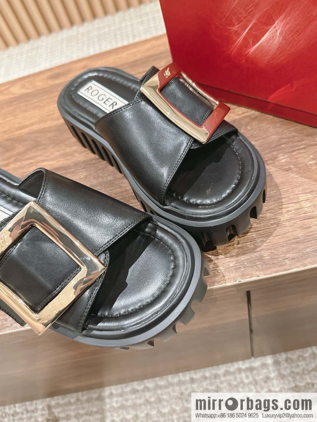 𝐑𝐎𝐆𝐄𝐑 𝐕𝐈𝐕𝐈𝐄𝐑 Roger Vivia's new cookie platform slippers