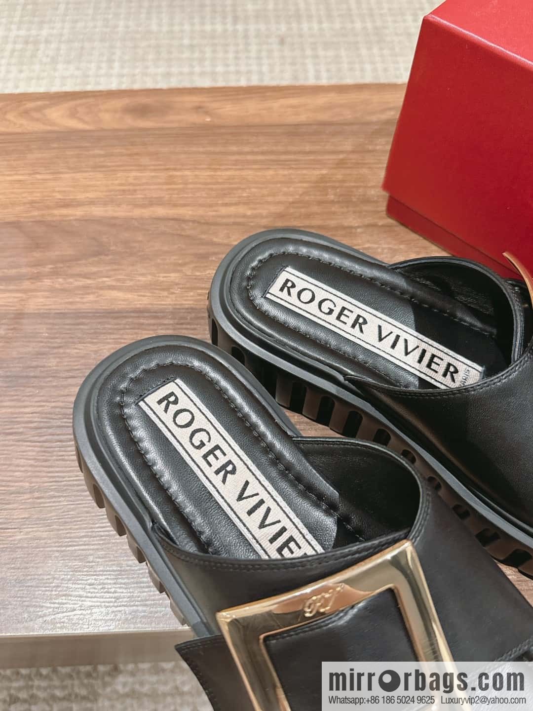 𝐑𝐎𝐆𝐄𝐑 𝐕𝐈𝐕𝐈𝐄𝐑 Roger Vivia's new cookie platform slippers