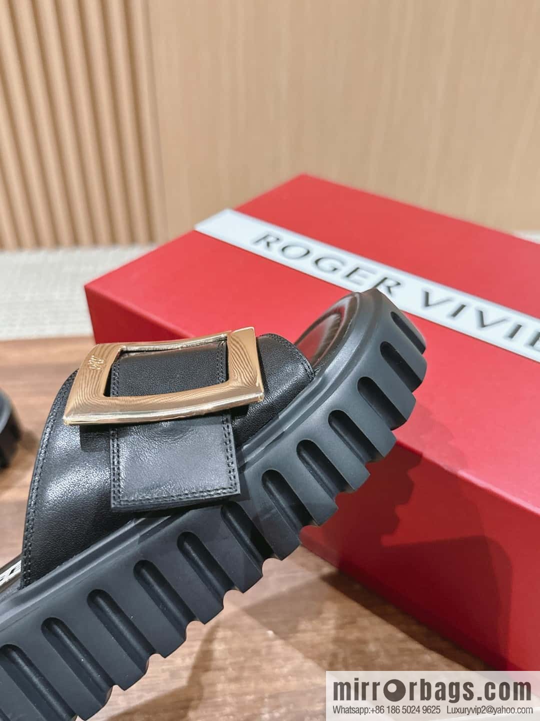 𝐑𝐎𝐆𝐄𝐑 𝐕𝐈𝐕𝐈𝐄𝐑 Roger Vivia's new cookie platform slippers