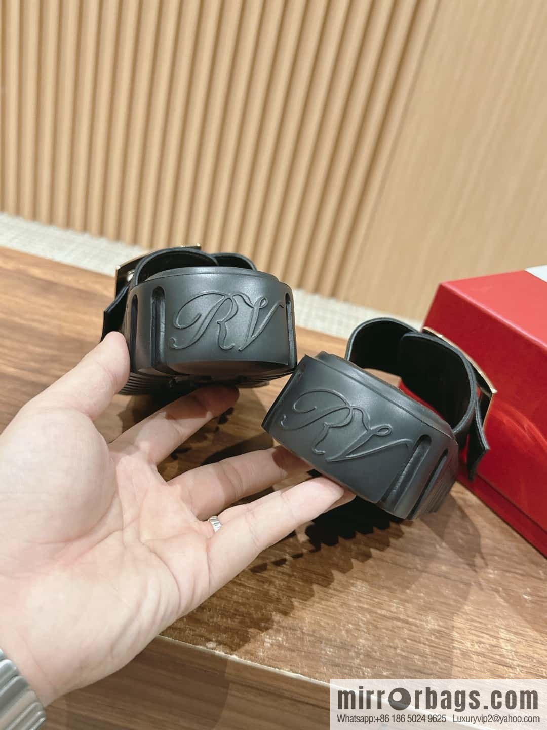 𝐑𝐎𝐆𝐄𝐑 𝐕𝐈𝐕𝐈𝐄𝐑 Roger Vivia's new cookie platform slippers
