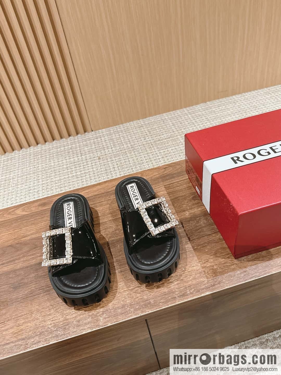 𝐑𝐎𝐆𝐄𝐑 𝐕𝐈𝐕𝐈𝐄𝐑 Roger Vivia's new cookie platform slippers