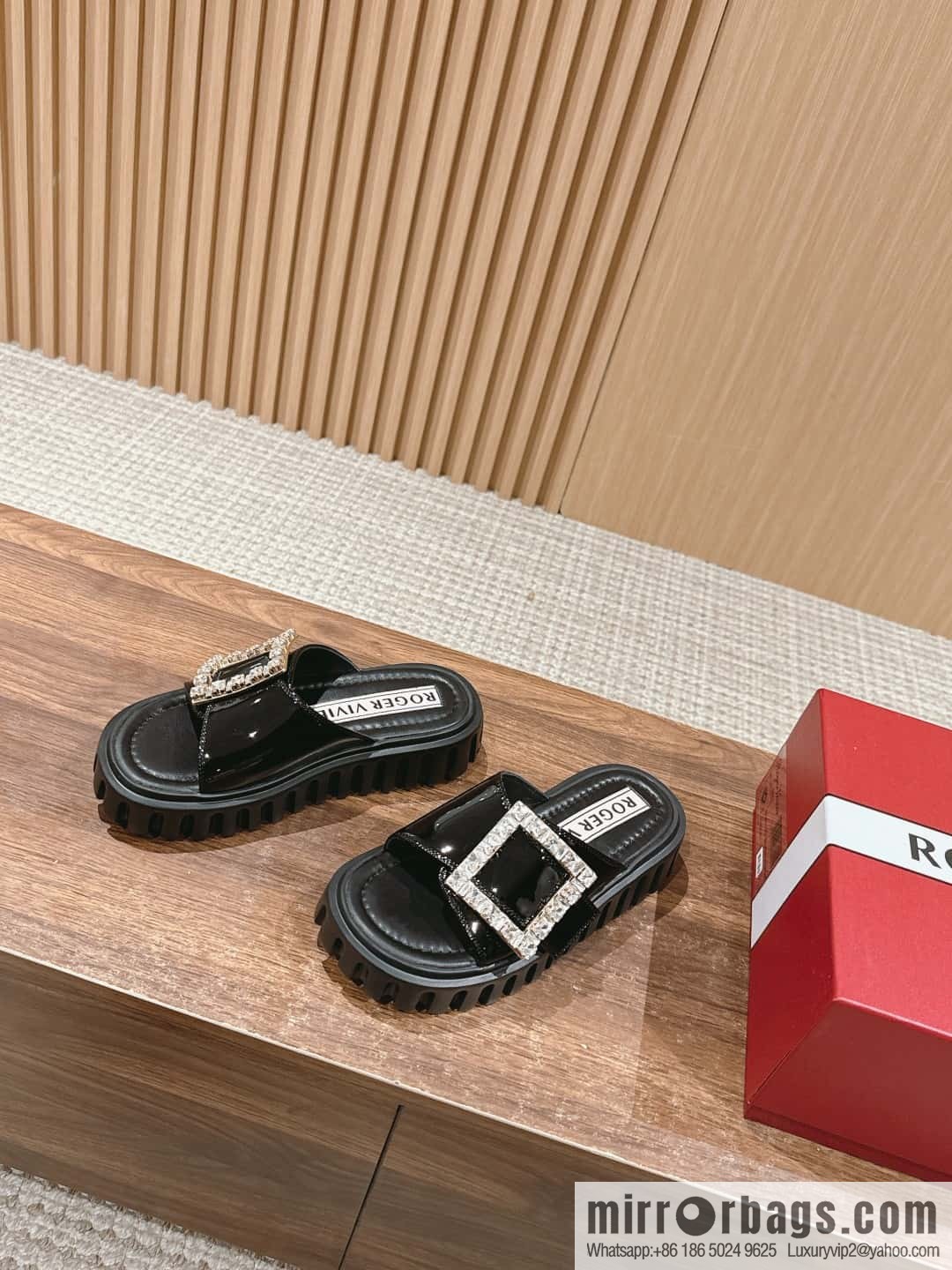 𝐑𝐎𝐆𝐄𝐑 𝐕𝐈𝐕𝐈𝐄𝐑 Roger Vivia's new cookie platform slippers
