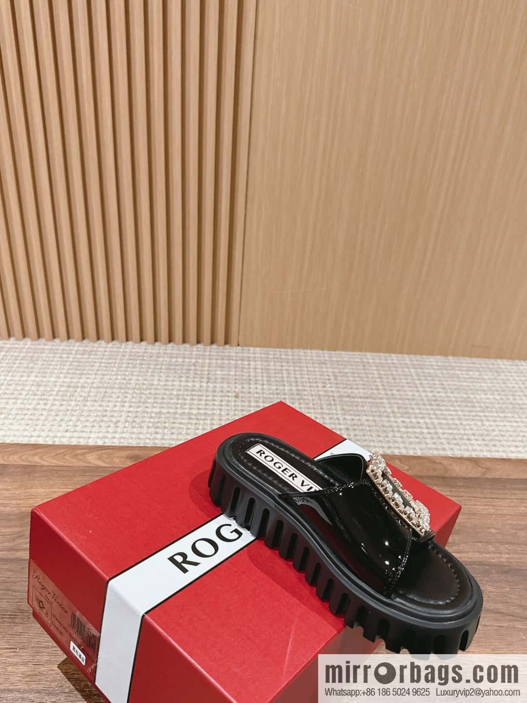 𝐑𝐎𝐆𝐄𝐑 𝐕𝐈𝐕𝐈𝐄𝐑 Roger Vivia's new cookie platform slippers