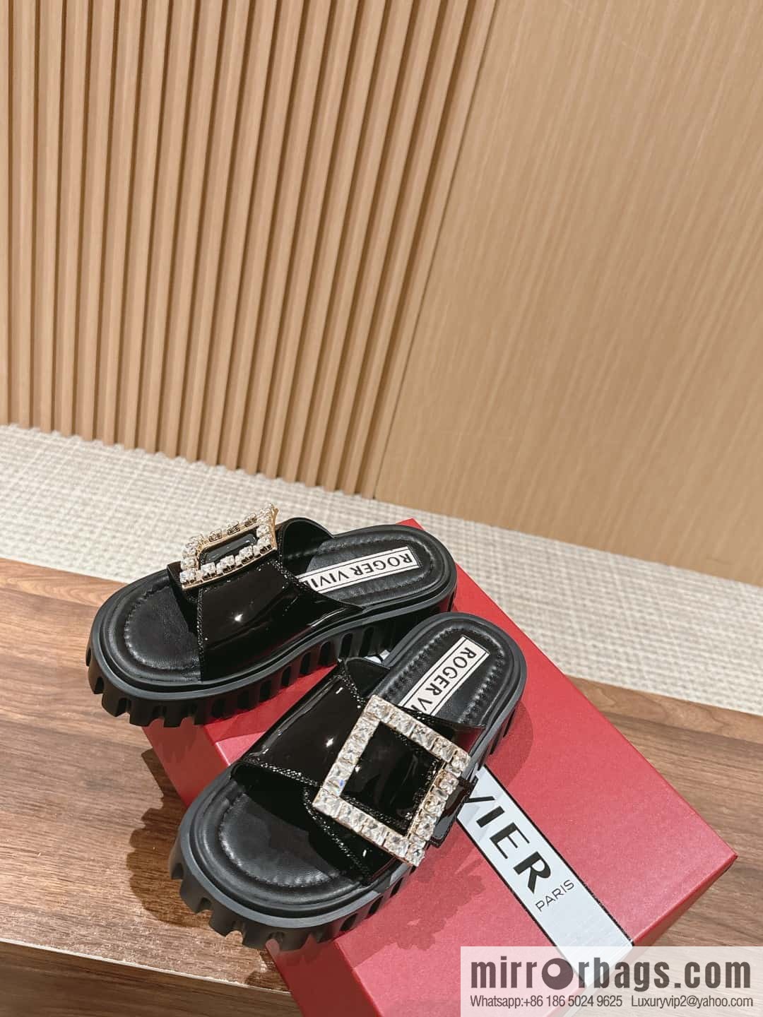 𝐑𝐎𝐆𝐄𝐑 𝐕𝐈𝐕𝐈𝐄𝐑 Roger Vivia's new cookie platform slippers