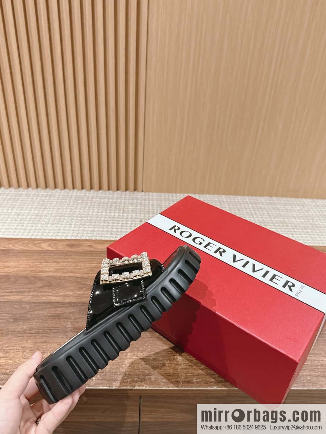 𝐑𝐎𝐆𝐄𝐑 𝐕𝐈𝐕𝐈𝐄𝐑 Roger Vivia's new cookie platform slippers