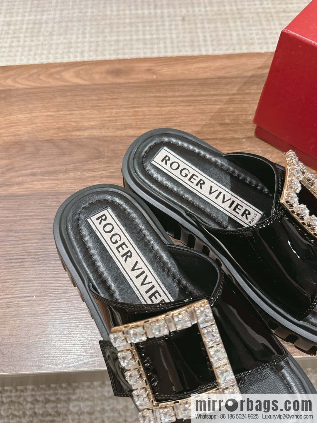 𝐑𝐎𝐆𝐄𝐑 𝐕𝐈𝐕𝐈𝐄𝐑 Roger Vivia's new cookie platform slippers