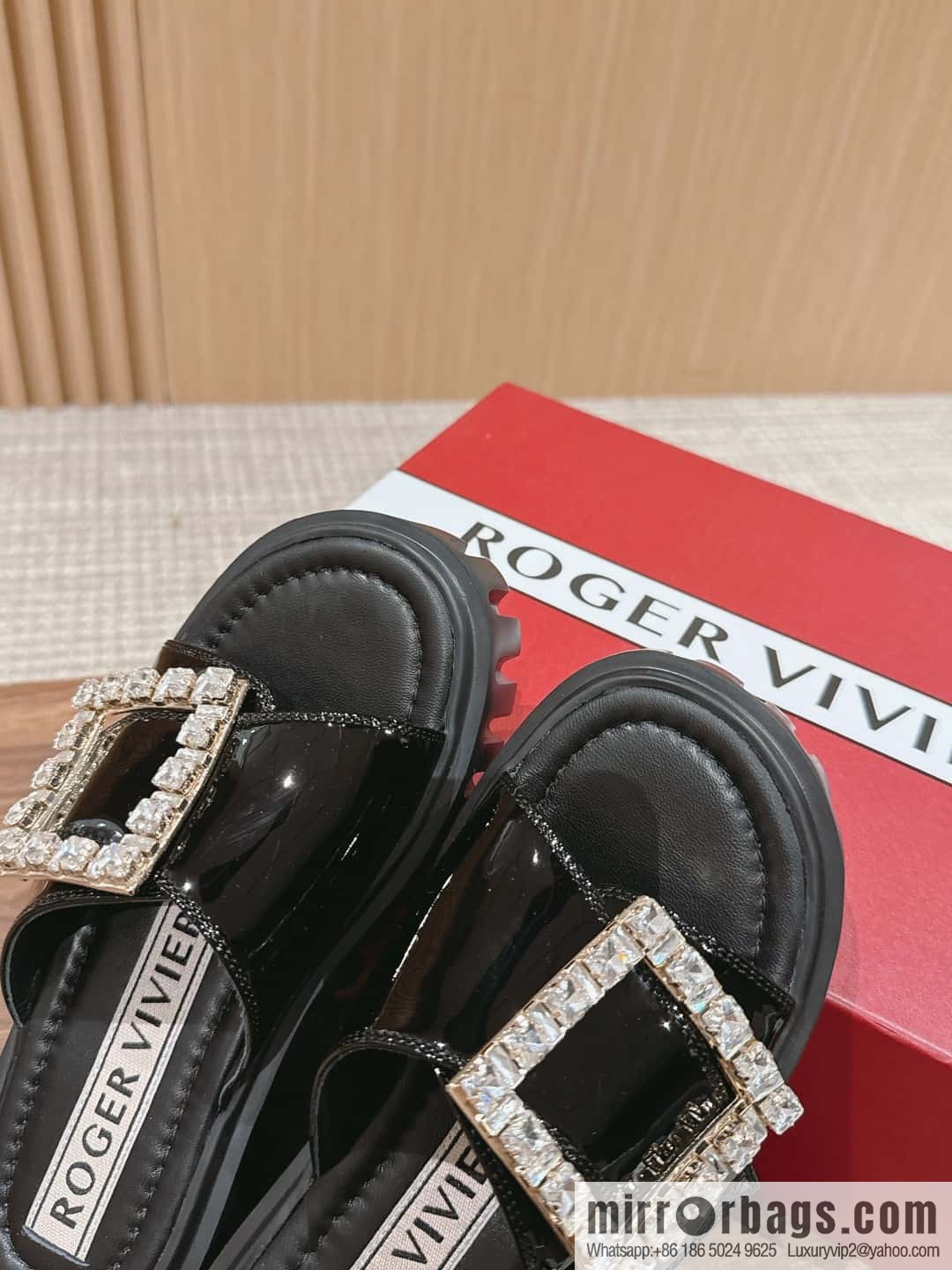 𝐑𝐎𝐆𝐄𝐑 𝐕𝐈𝐕𝐈𝐄𝐑 Roger Vivia's new cookie platform slippers