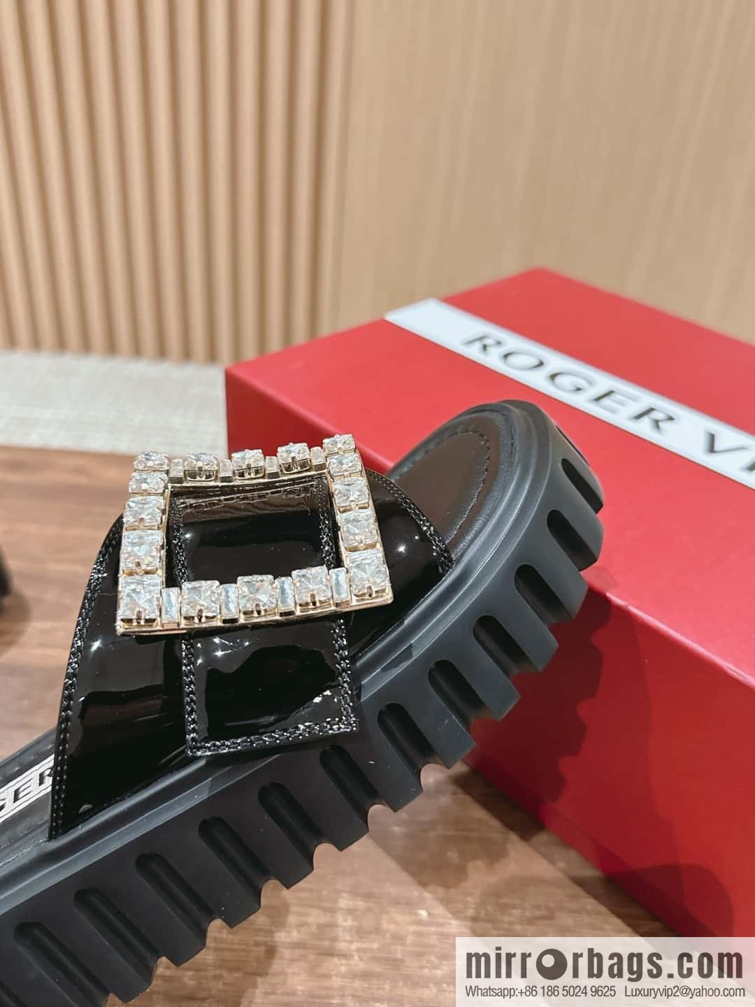𝐑𝐎𝐆𝐄𝐑 𝐕𝐈𝐕𝐈𝐄𝐑 Roger Vivia's new cookie platform slippers