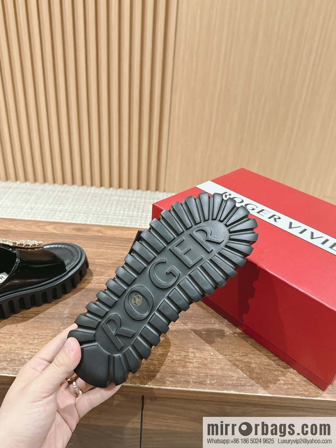 𝐑𝐎𝐆𝐄𝐑 𝐕𝐈𝐕𝐈𝐄𝐑 Roger Vivia's new cookie platform slippers